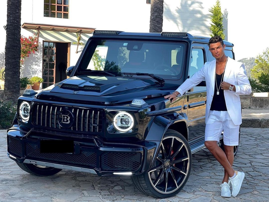 CĐV Manchester United bao vây chiếc Lamborghini Urus của Ronaldo ảnh 5 CDV Manchester United bao vay chiec Lamborghini Urus cua Ronaldo anh 5