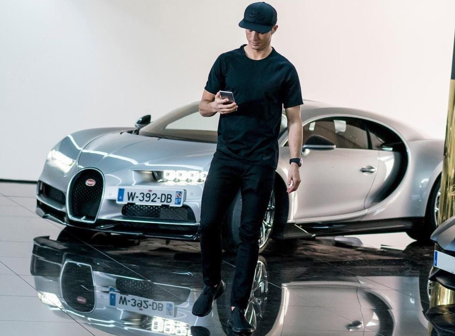 CĐV Manchester United bao vây chiếc Lamborghini Urus của Ronaldo ảnh 7 CDV Manchester United bao vay chiec Lamborghini Urus cua Ronaldo anh 7