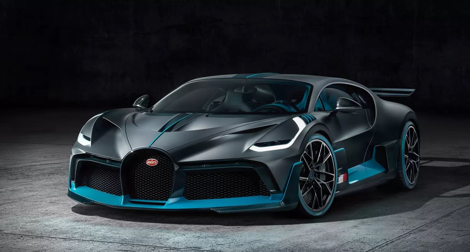 Tai xe lui bat can khien Bugatti Divo va cham voi xe Mercedes-Benz hinh anh