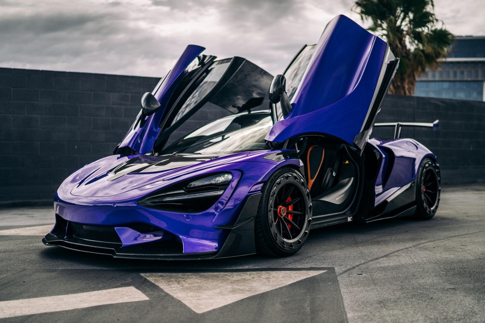 McLaren 720S voi phan than hoan toan bang soi carbon hinh anh