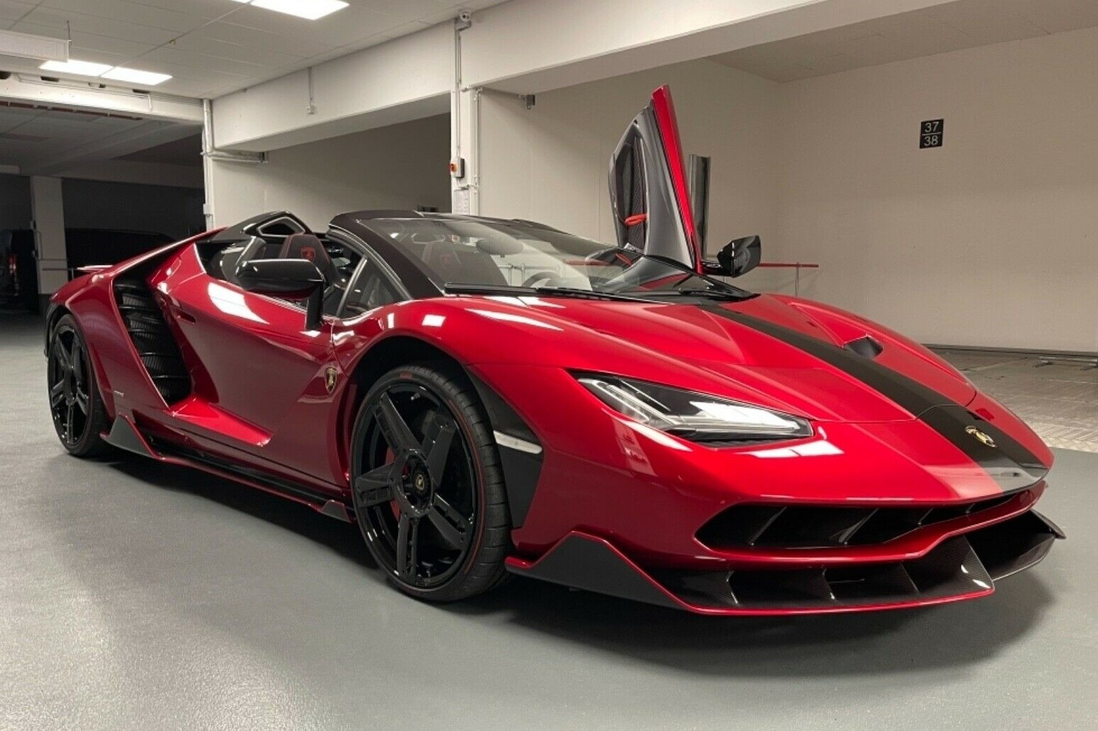 Chiec Lamborghini Centenario Roadster duoc ban voi gia 5,6 trieu USD hinh anh