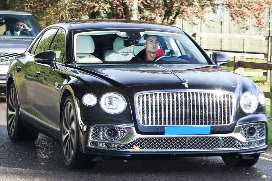 Ronaldo mua them xe sieu sang Bentley Flying Spur hinh anh