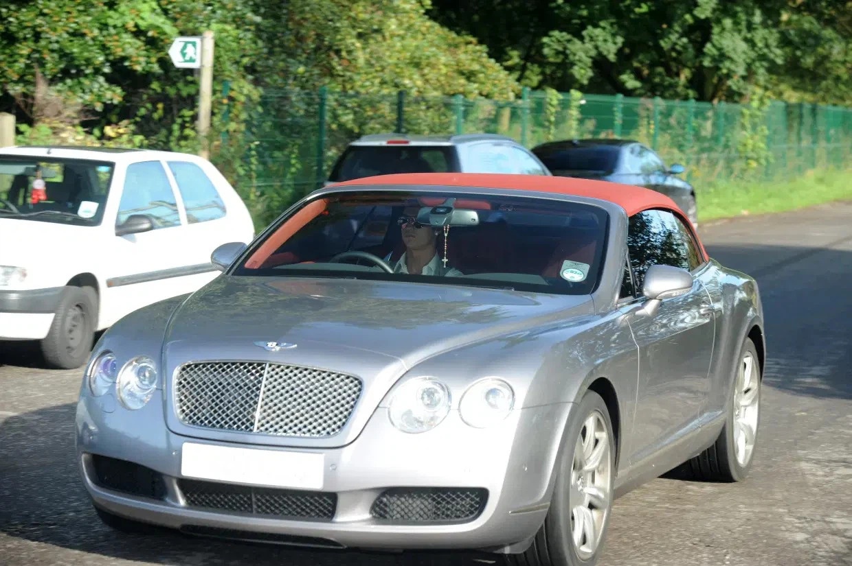 Ronaldo mua Bentley Flying Spur trị giá 250.000 bảng ảnh 5 Ronaldo mua Bentley Flying Spur tri gia 250.000 bang anh 5