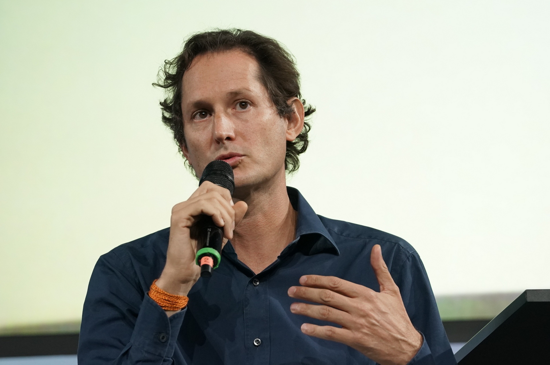 Ferrari hop tac voi cuu thiet ke cua Apple de lam xe dien anh 1