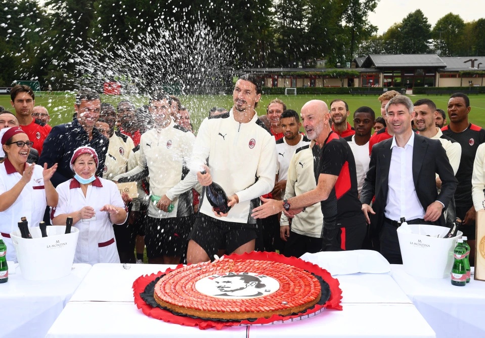 Zlatan Ibrahimovic mua siêu xe 500.000 USD mừng sinh nhật thứ 40 ảnh 1 Zlatan Ibrahimovic mua sieu xe 500.000 USD mung sinh nhat thu 40 anh 1