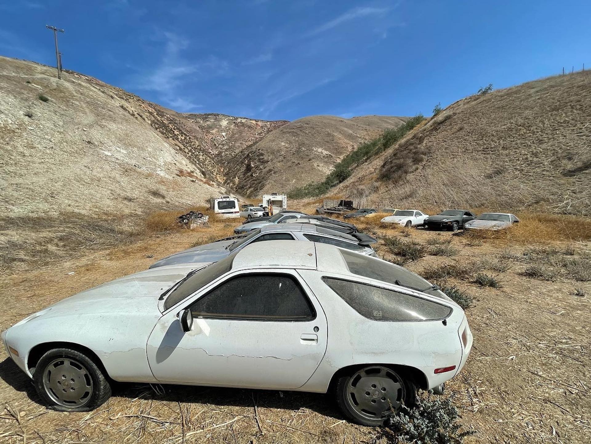 Dàn xế cổ Porsche 928 bị bỏ hoang trên cánh đồng ảnh 7 Dan xe co Porsche 928 bi bo hoang tren canh dong anh 7