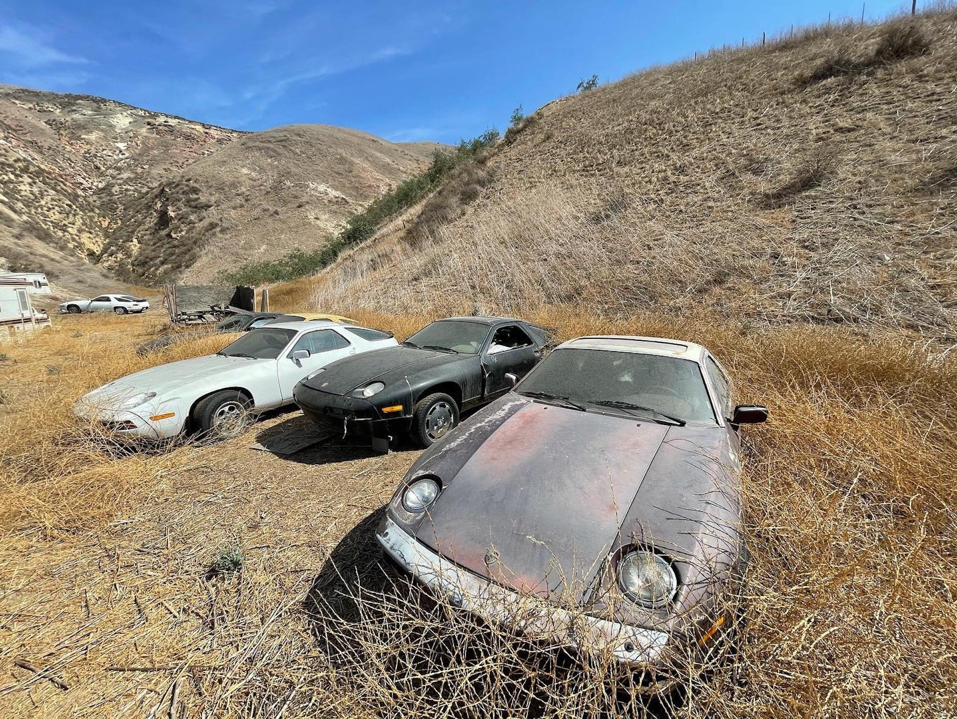 Dàn xế cổ Porsche 928 bị bỏ hoang trên cánh đồng ảnh 4 Dan xe co Porsche 928 bi bo hoang tren canh dong anh 4