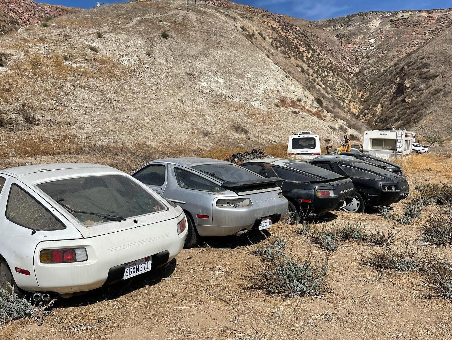 Dàn xế cổ Porsche 928 bị bỏ hoang trên cánh đồng ảnh 2 Dan xe co Porsche 928 bi bo hoang tren canh dong anh 2