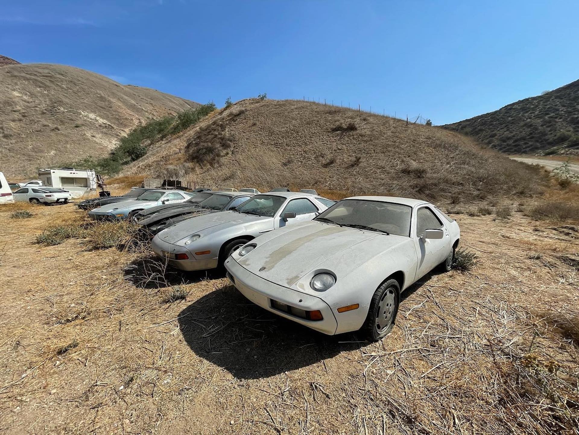 Dàn xế cổ Porsche 928 bị bỏ hoang trên cánh đồng ảnh 1 Dan xe co Porsche 928 bi bo hoang tren canh dong anh 1
