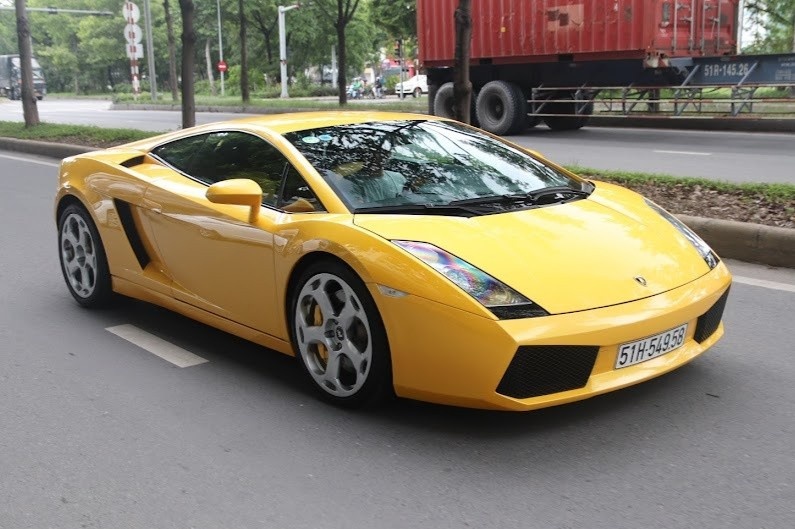 Garage bao duong sieu xe tap nap hau gian cach tai TP.HCM hinh anh