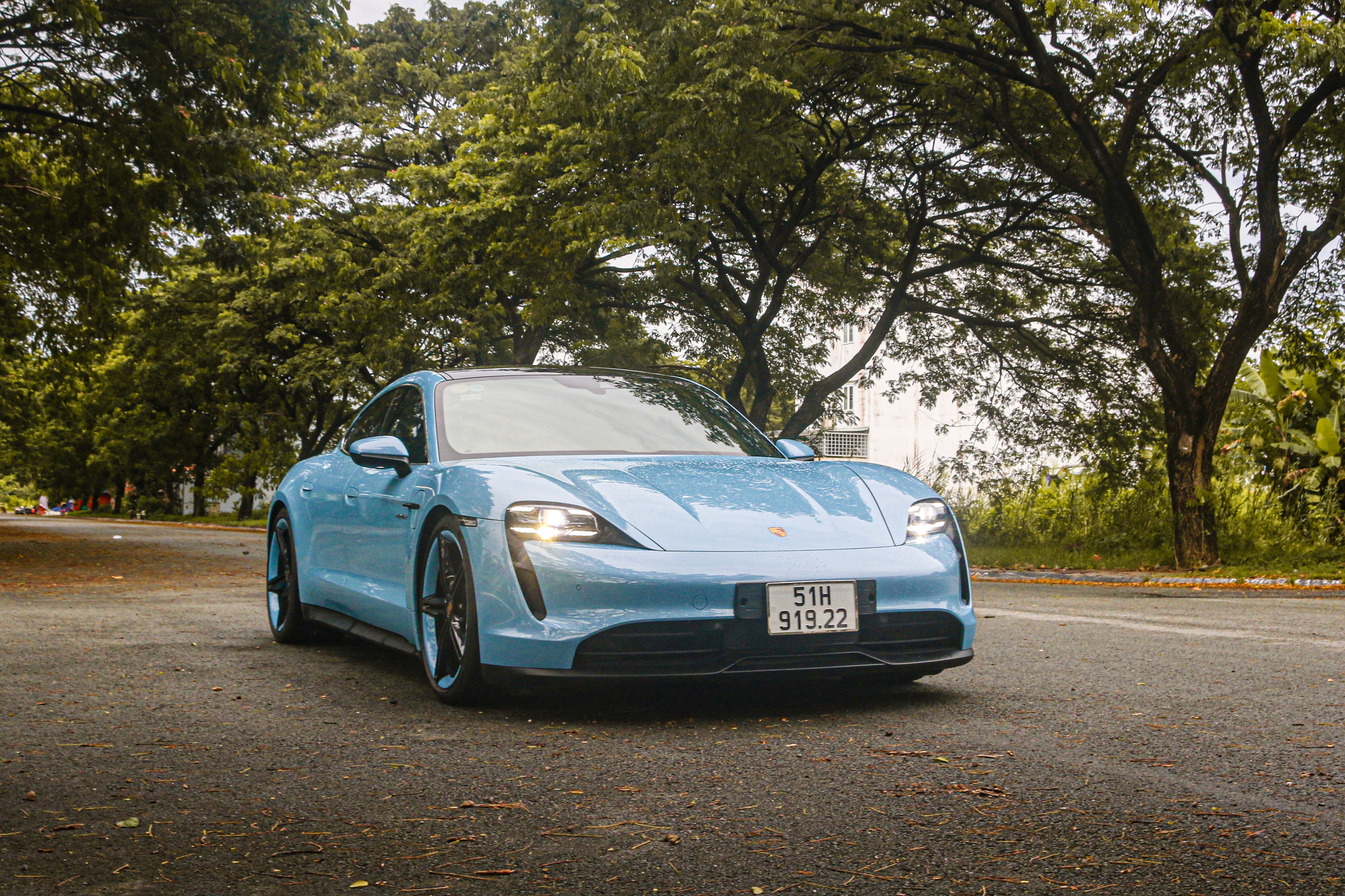 Chi tiet xe dien Porsche Taycan tai TP.HCM hinh anh