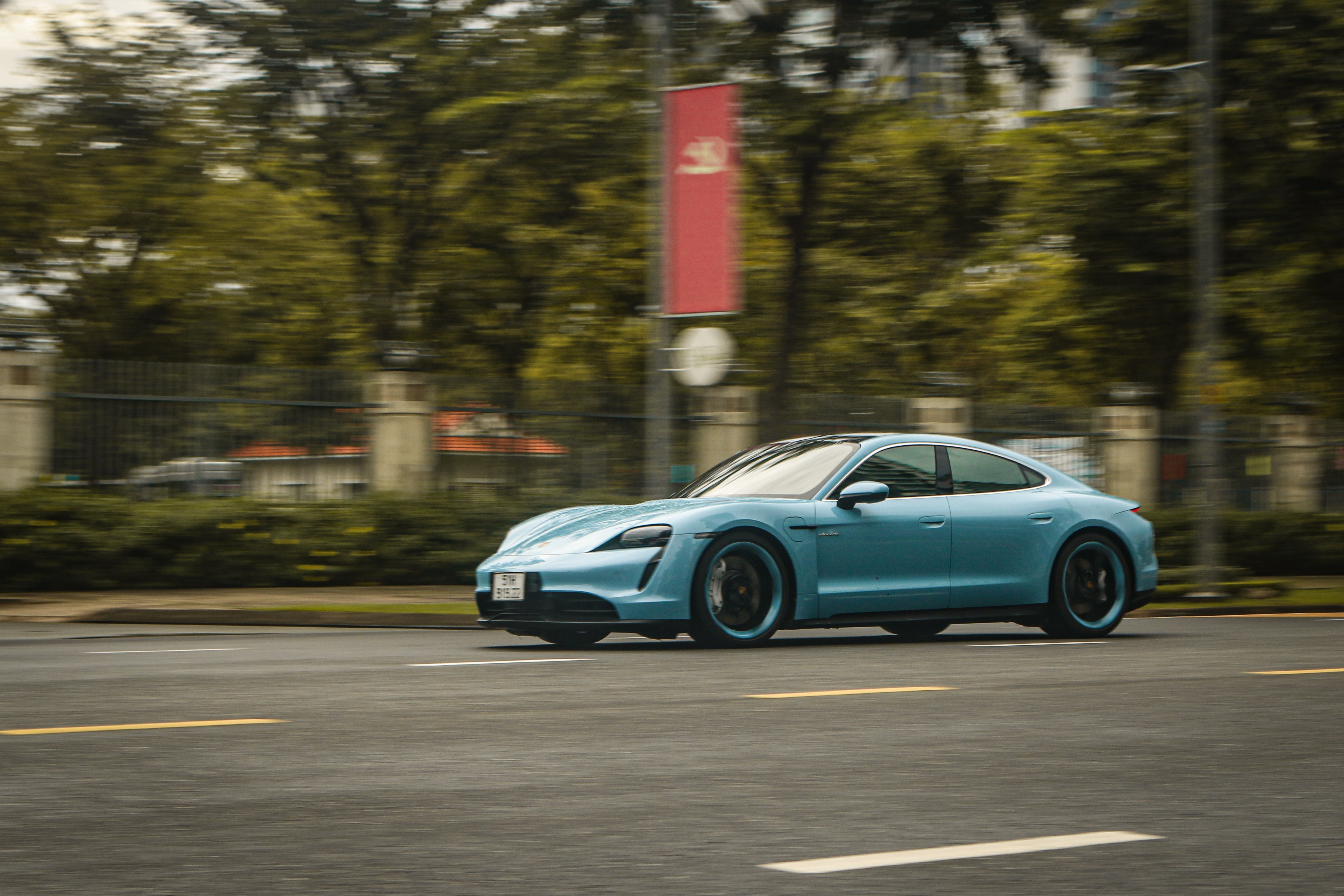 Chi tiết Porsche Taycan thứ 2 tại TP.HCM ảnh 9 Chi tiet Porsche Taycan thu 2 tai TP.HCM anh 9