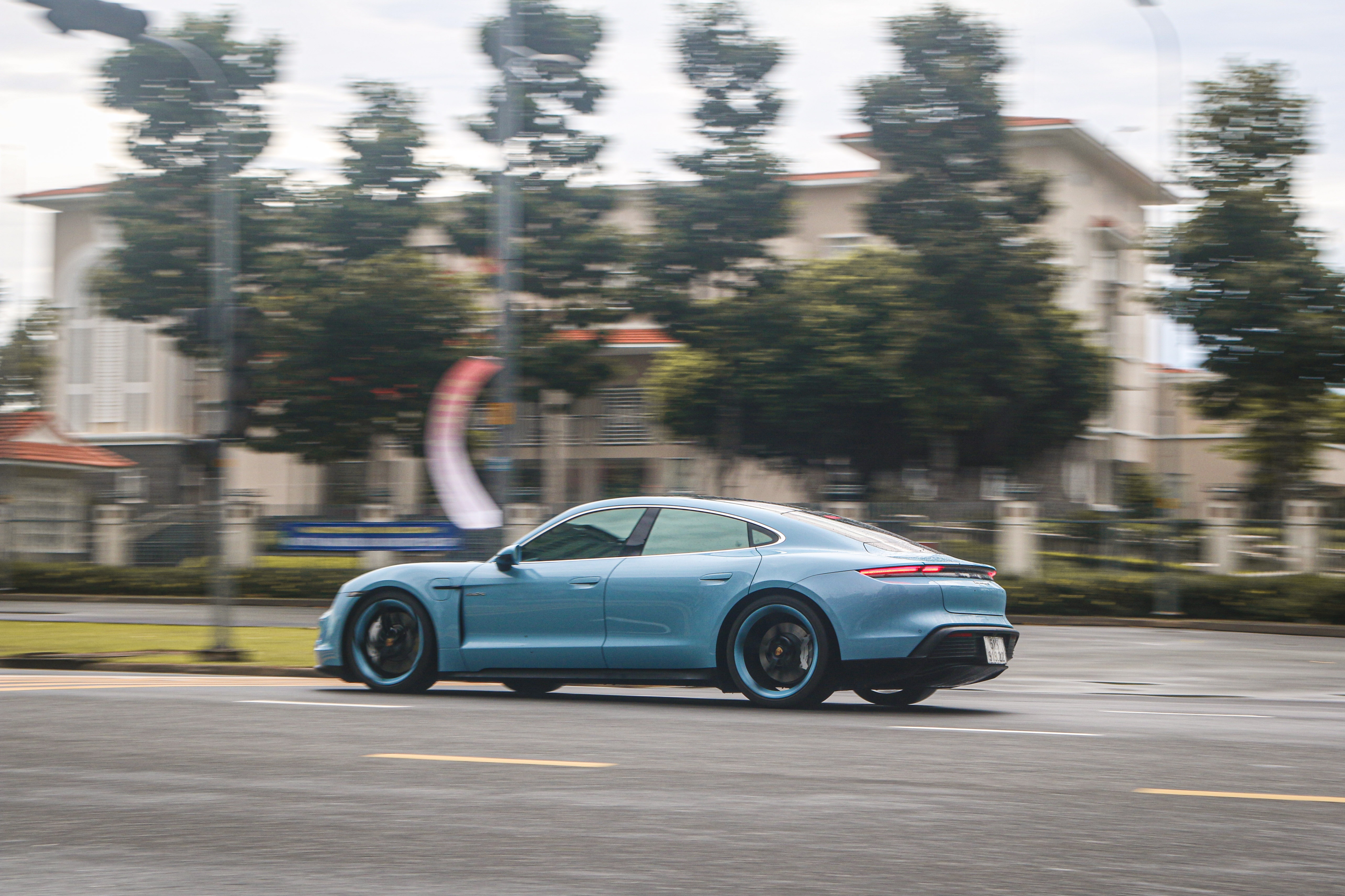 Chi tiết Porsche Taycan thứ 2 tại TP.HCM ảnh 7 Chi tiet Porsche Taycan thu 2 tai TP.HCM anh 7