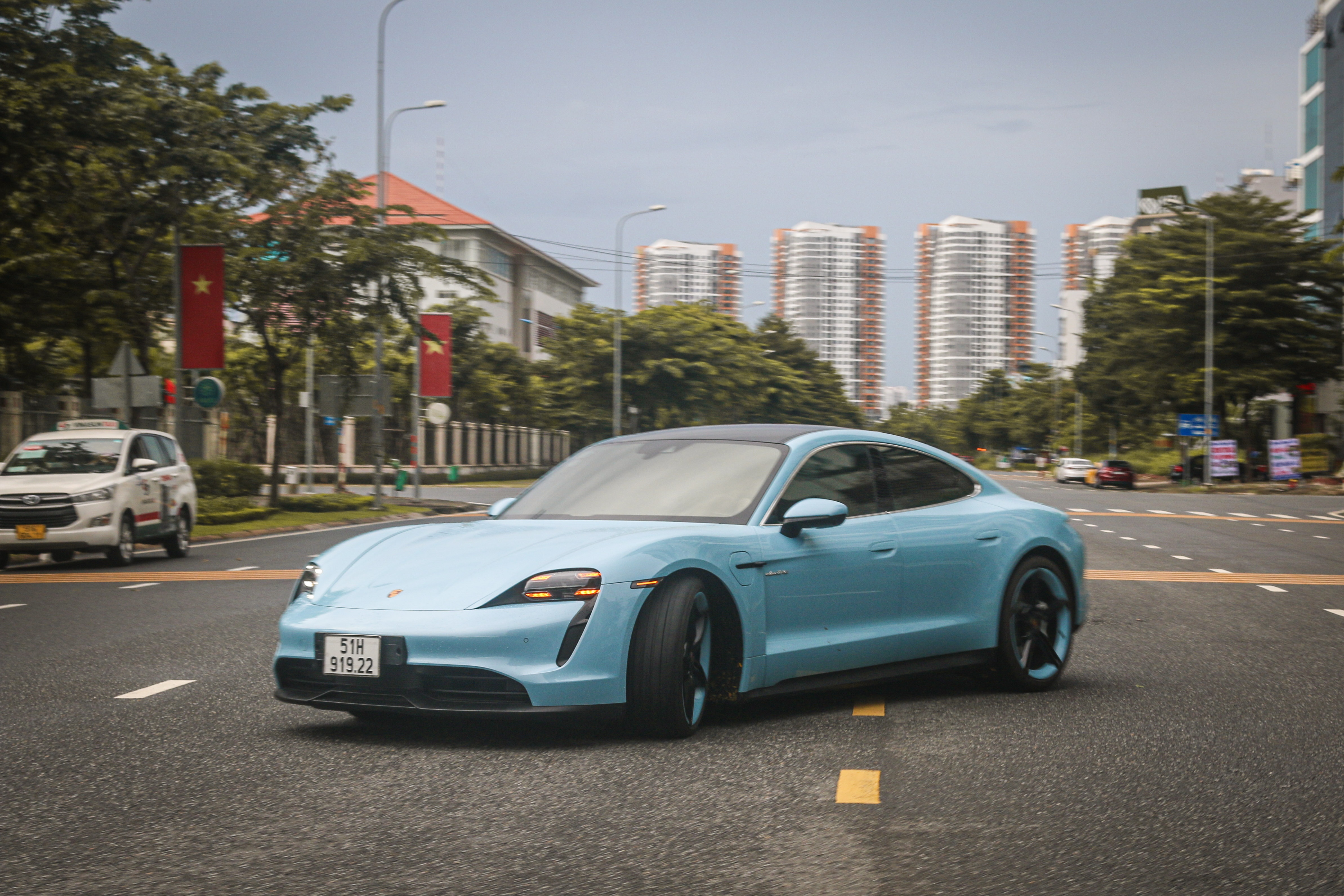 Chi tiết Porsche Taycan thứ 2 tại TP.HCM ảnh 6 Chi tiet Porsche Taycan thu 2 tai TP.HCM anh 6