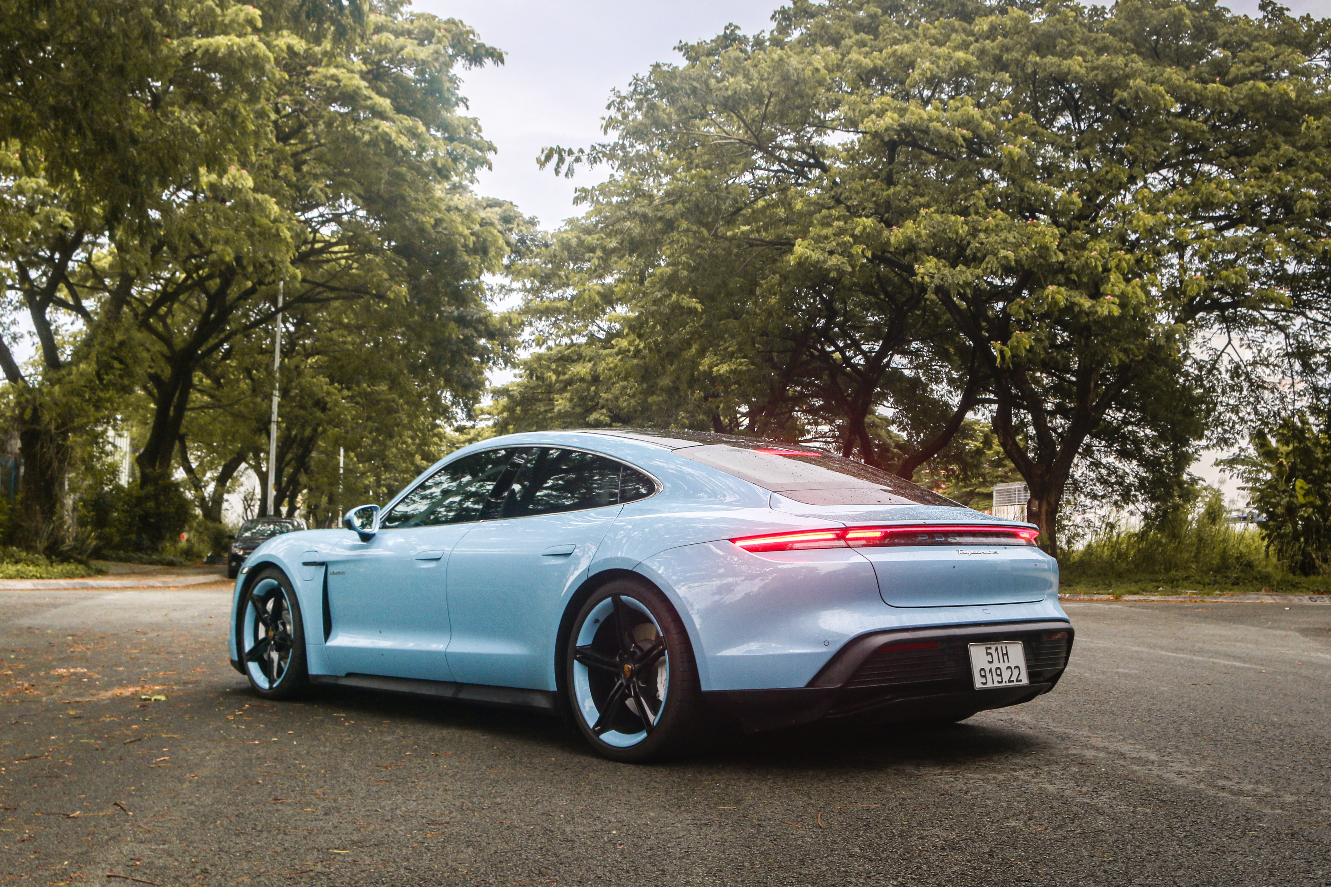 Chi tiết Porsche Taycan thứ 2 tại TP.HCM ảnh 8 Chi tiet Porsche Taycan thu 2 tai TP.HCM anh 8