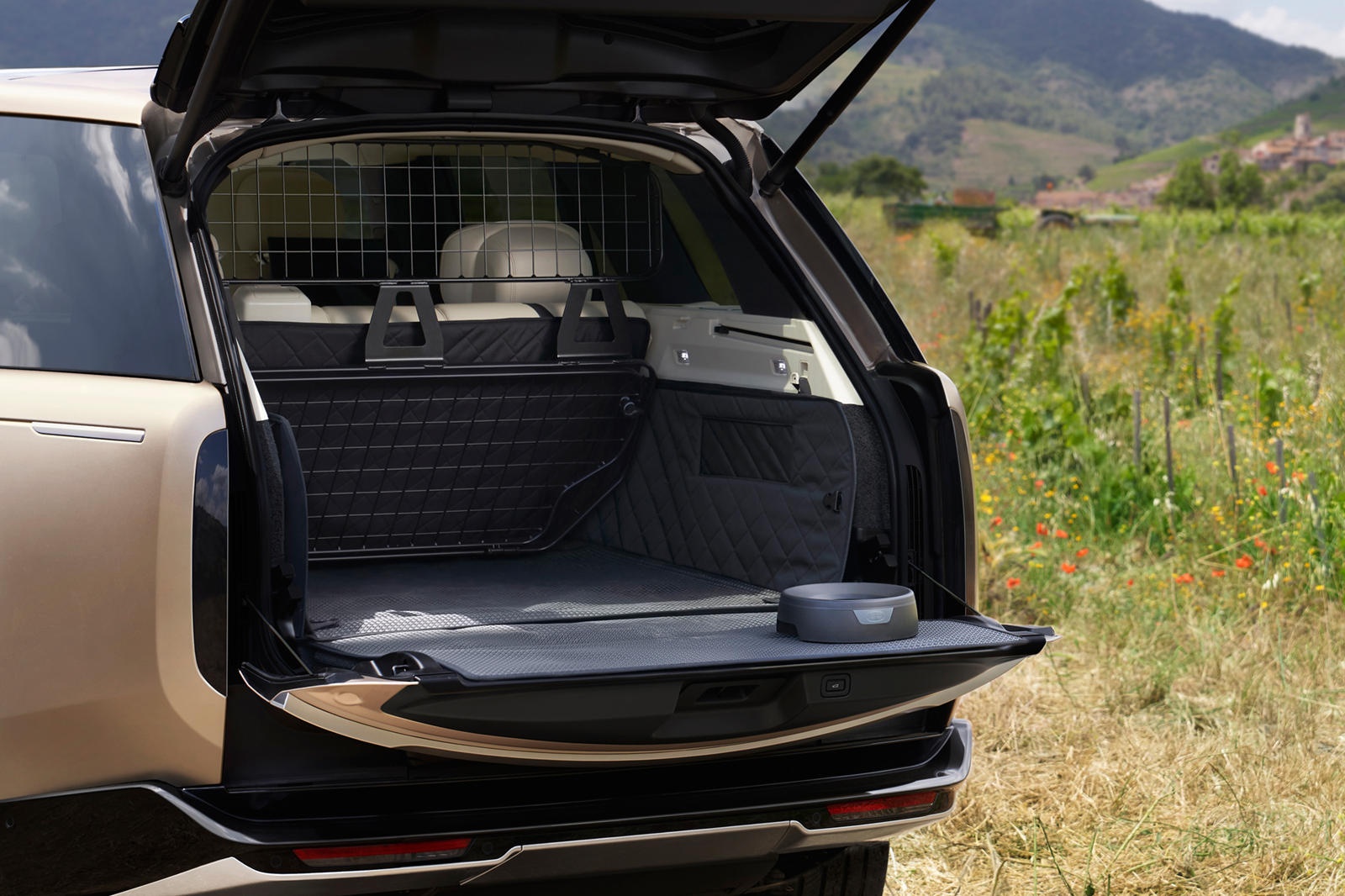 Diem dac biet tren Range Rover 2022 anh 20