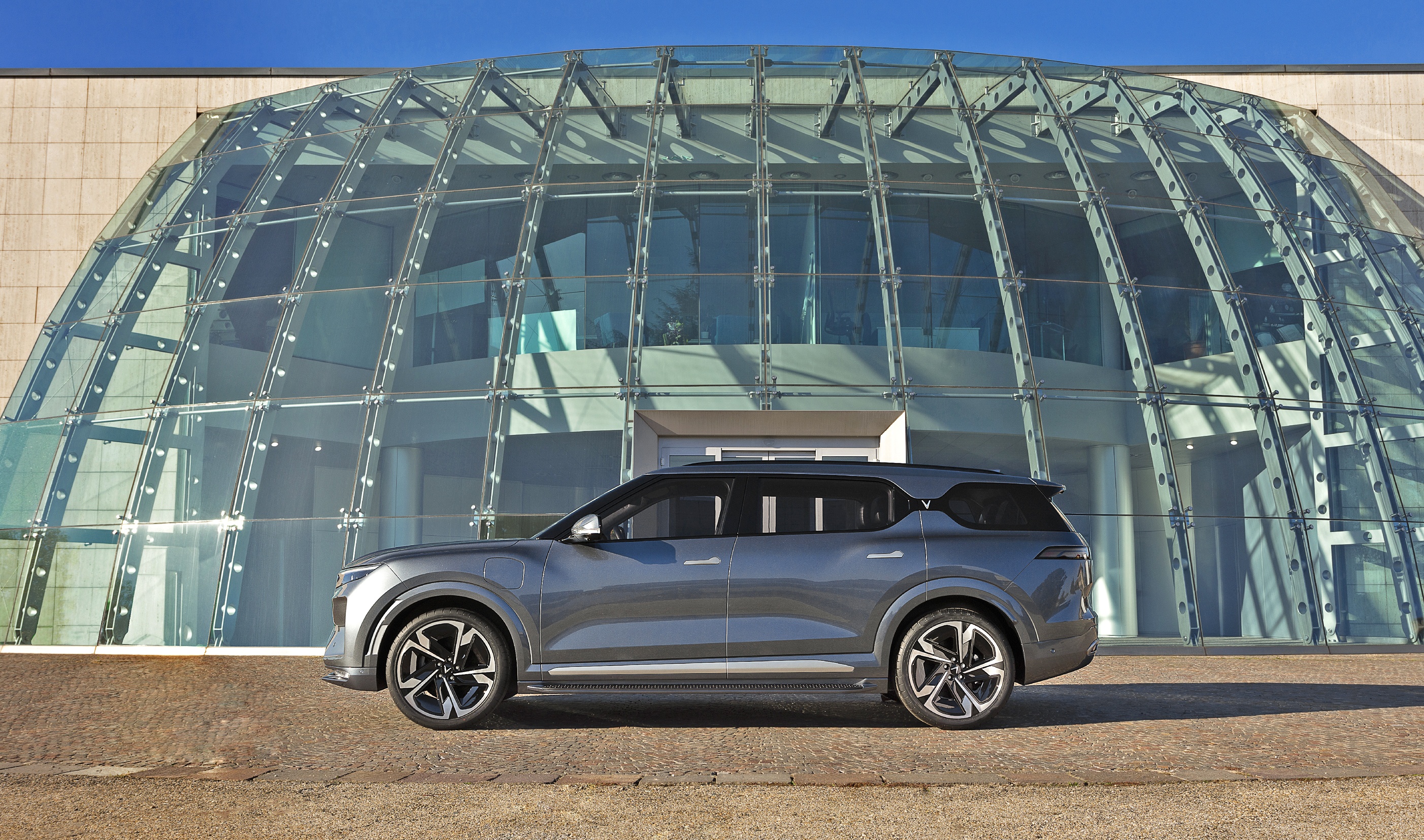 Cận cảnh 2 mẫu xe điện VinFast vừa ra mắt tại Los Angeles Auto Show 2021 ảnh 18 Can canh 2 mau xe dien VinFast vua ra mat tai Los Angeles Auto Show 2021 anh 18