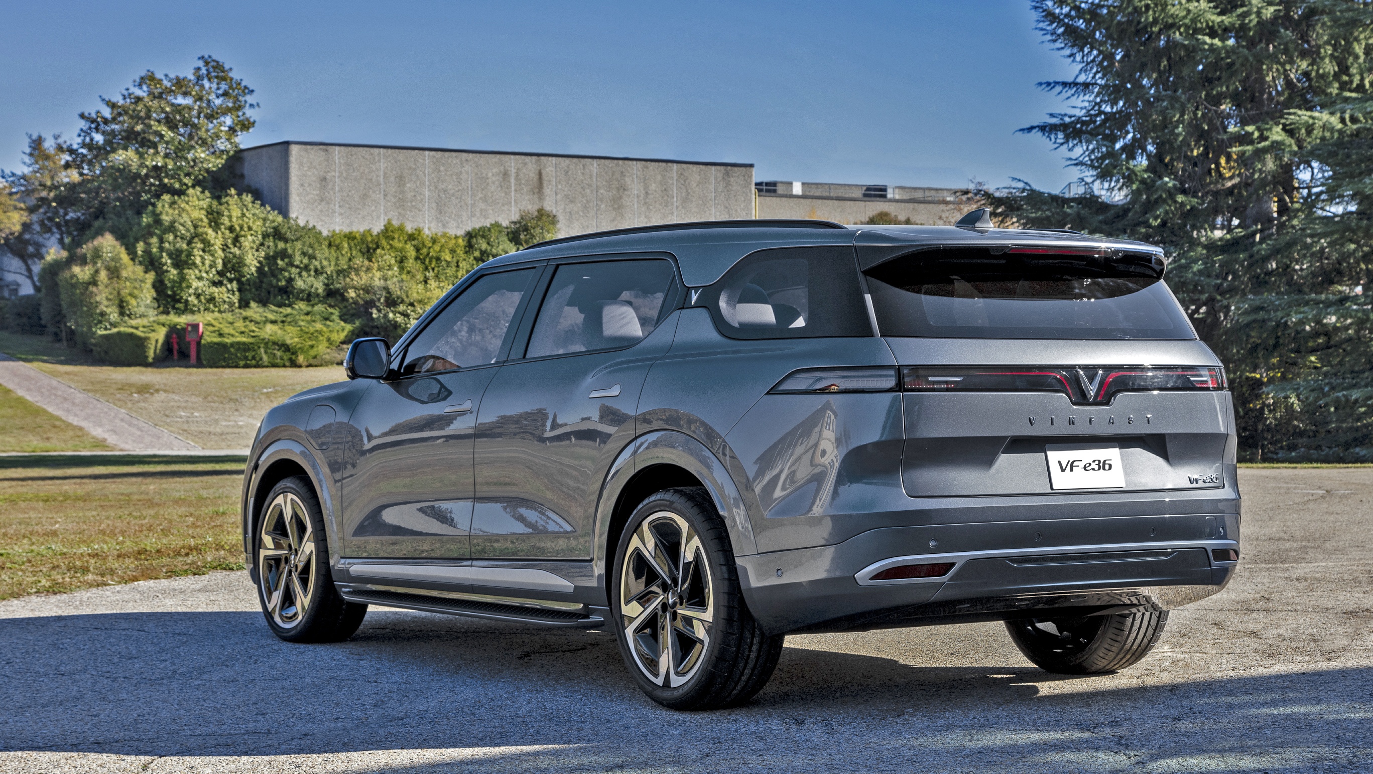 Cận cảnh 2 mẫu xe điện VinFast vừa ra mắt tại Los Angeles Auto Show 2021 ảnh 19 Can canh 2 mau xe dien VinFast vua ra mat tai Los Angeles Auto Show 2021 anh 19