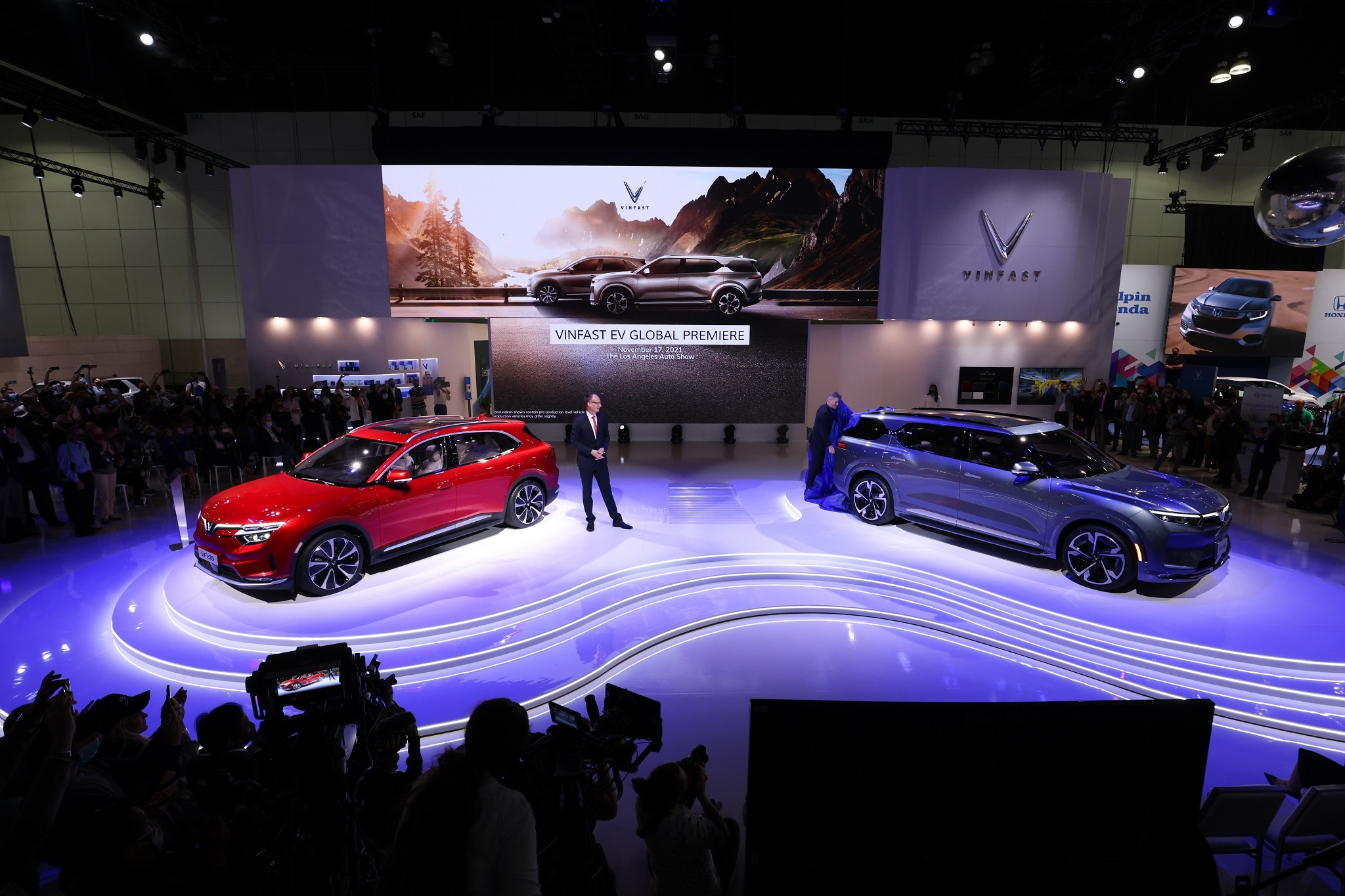 Cận cảnh 2 mẫu xe điện VinFast vừa ra mắt tại Los Angeles Auto Show 2021 ảnh 1 Can canh 2 mau xe dien VinFast vua ra mat tai Los Angeles Auto Show 2021 anh 1
