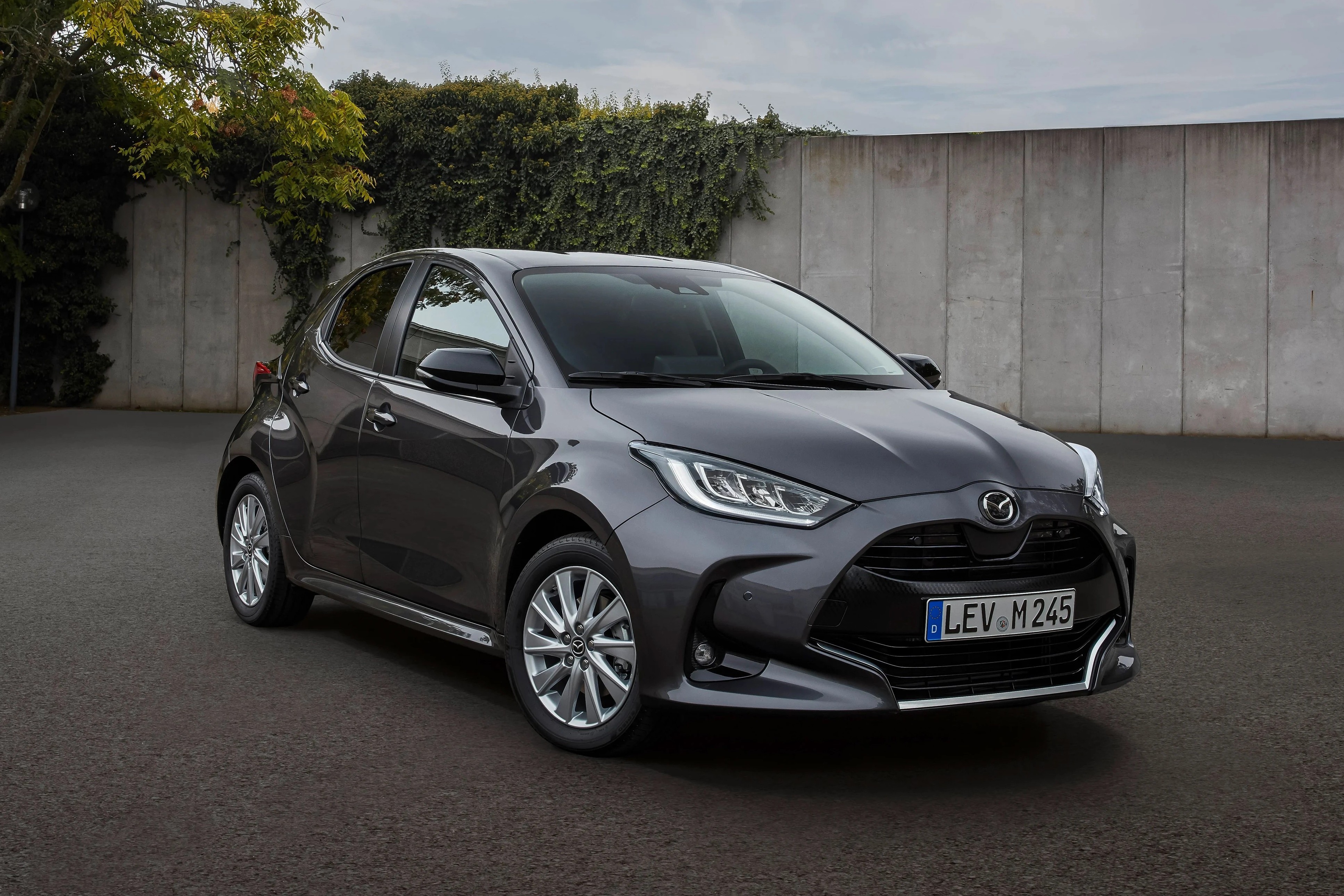 Mazda2 hatchback ban hybrid co thiet ke giong Toyota Yaris hinh anh