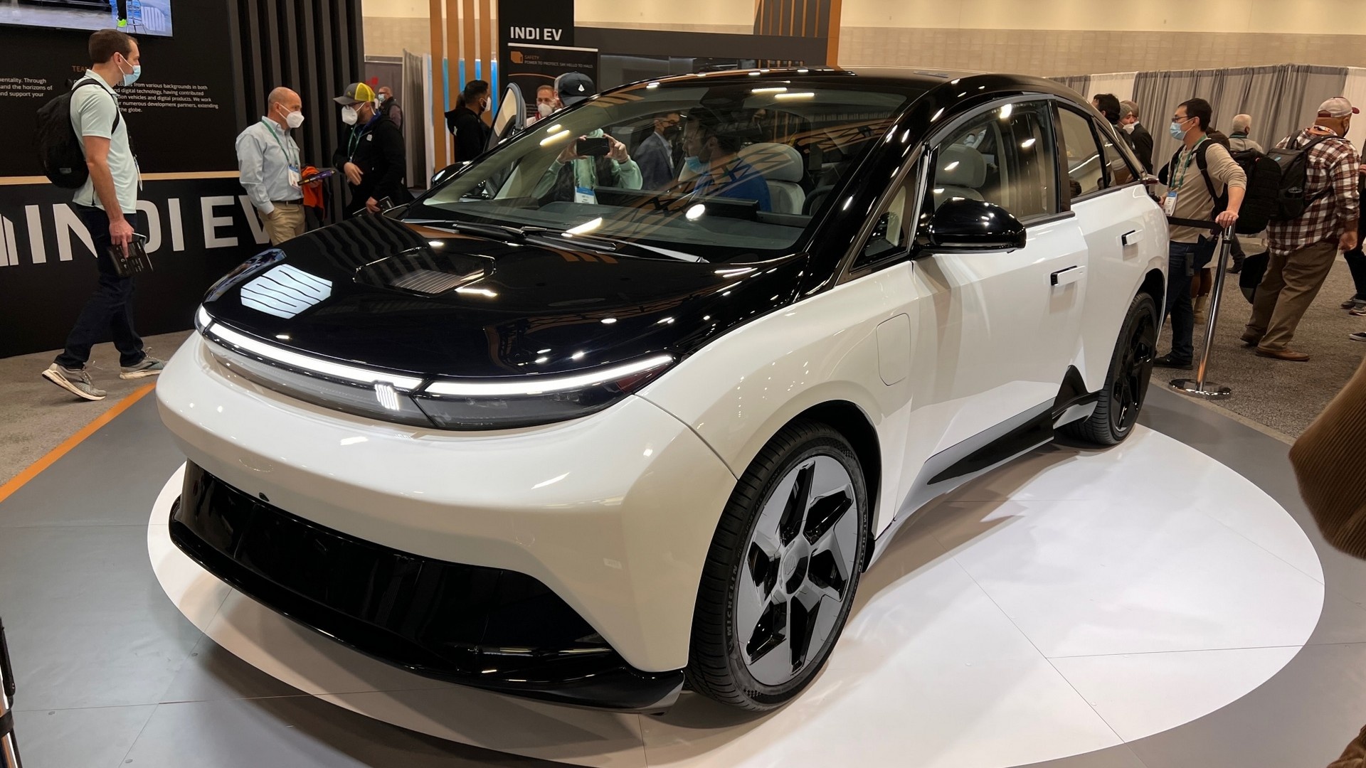 Mau xe dien co may choi game trong cabin anh 1