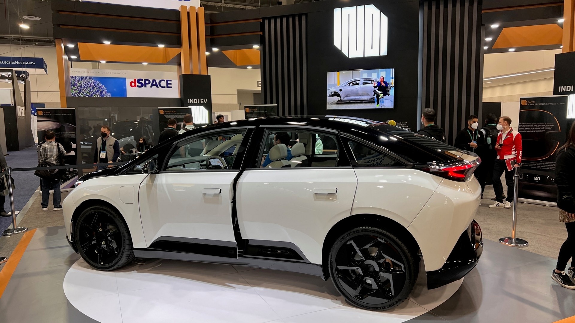 Mau xe dien co may choi game trong cabin anh 7