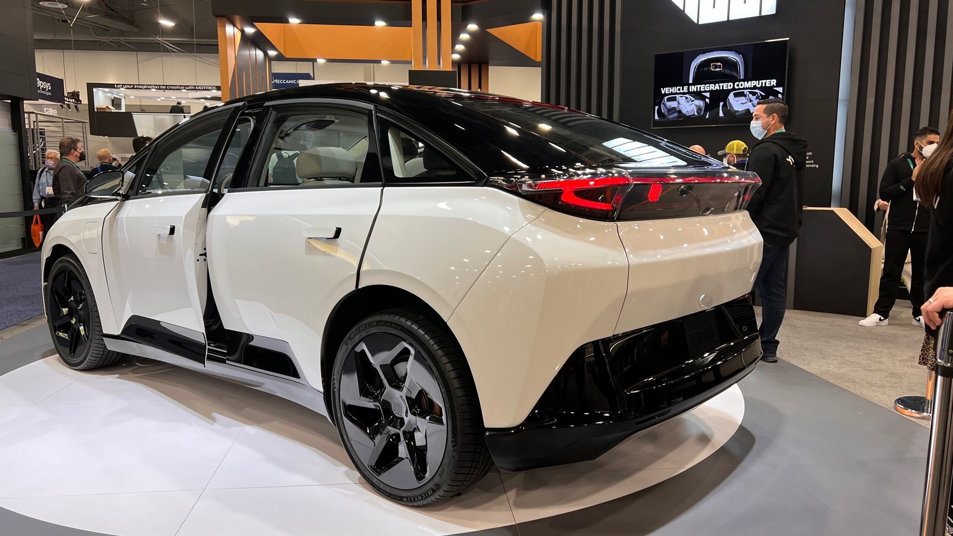 Mẫu xe điện có máy chơi game trong cabin ảnh 10 Mau xe dien co may choi game trong cabin anh 10