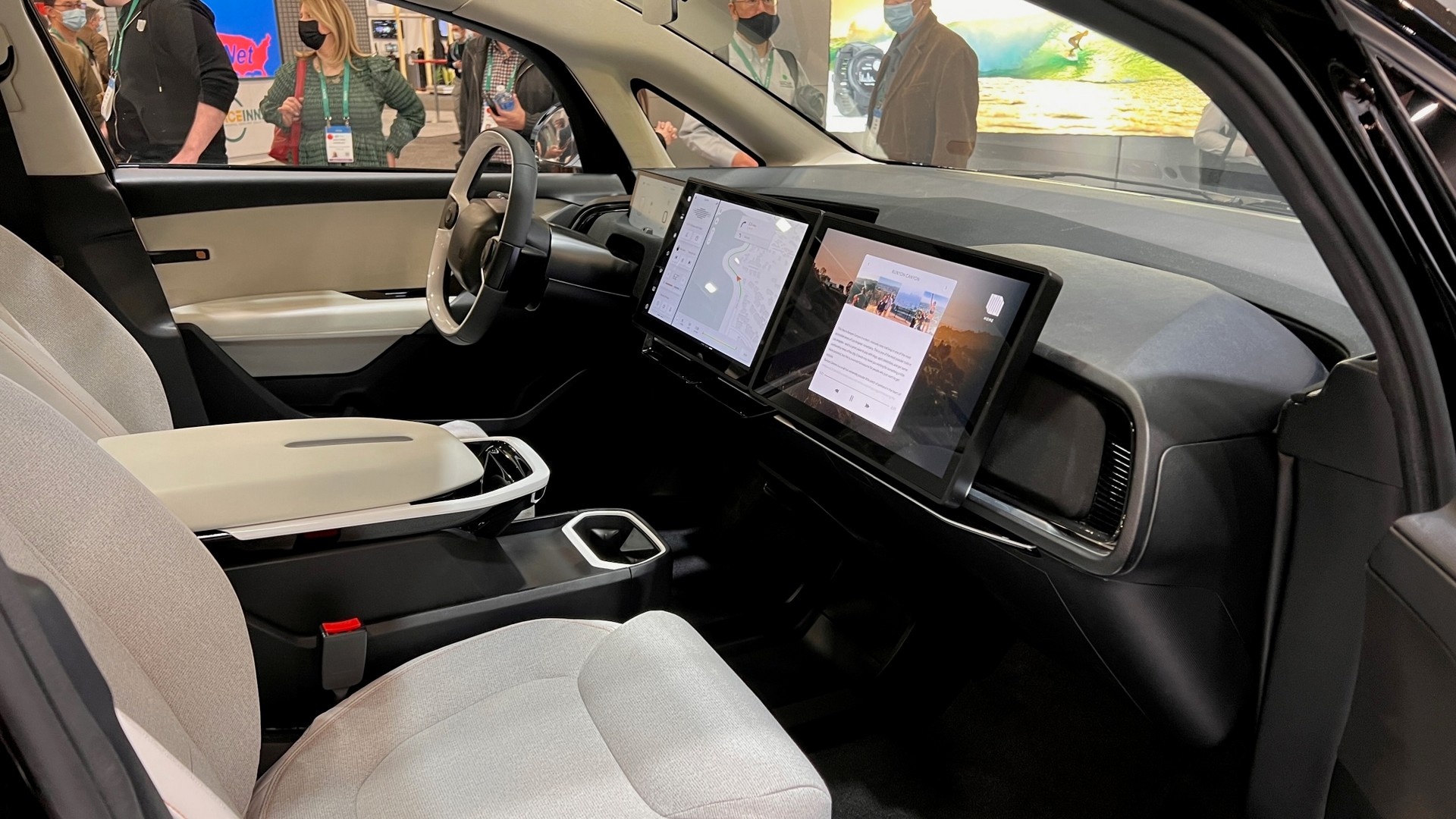 Mẫu xe điện có máy chơi game trong cabin ảnh 11 Mau xe dien co may choi game trong cabin anh 11