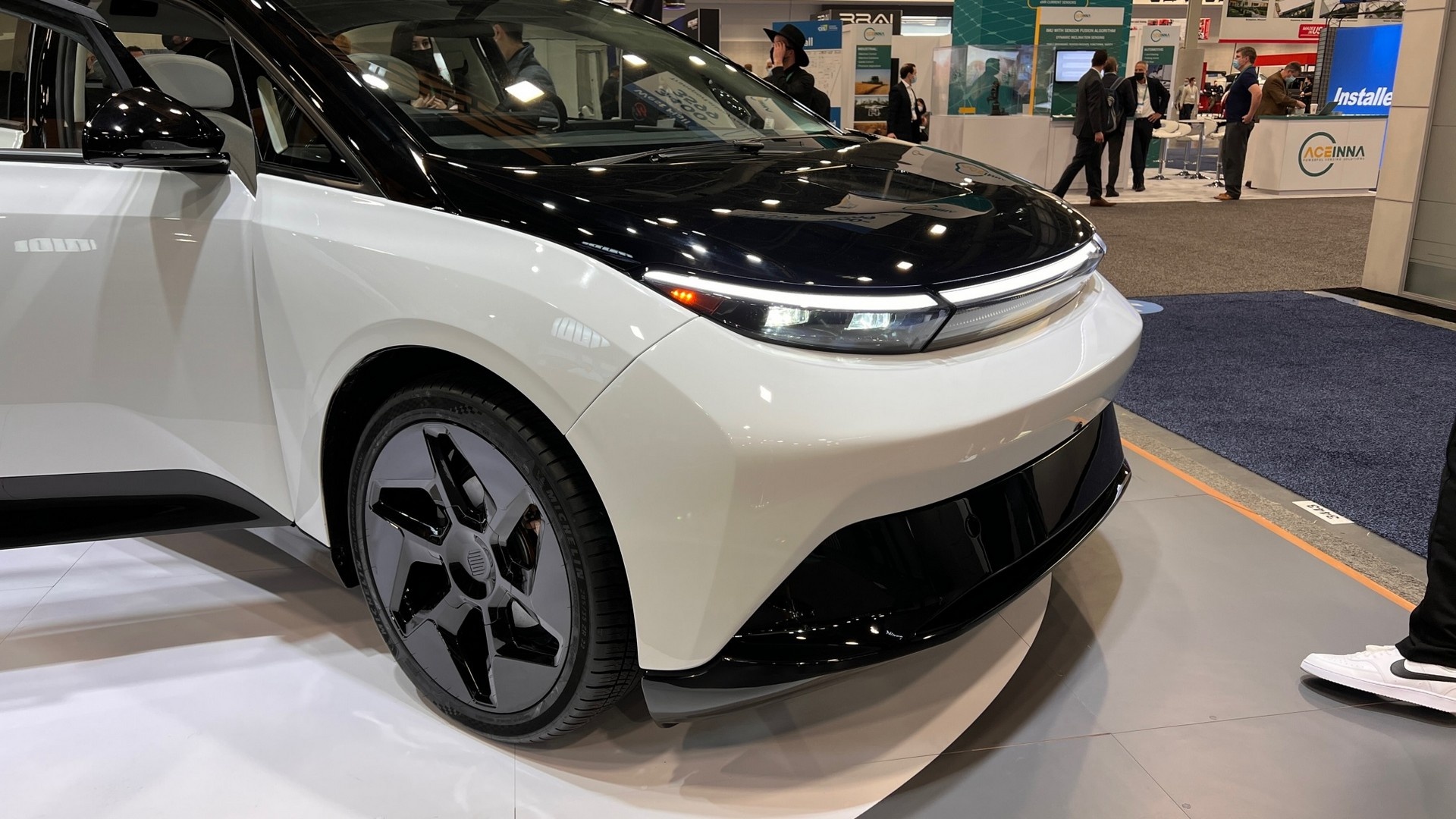 Mẫu xe điện có máy chơi game trong cabin ảnh 9 Mau xe dien co may choi game trong cabin anh 9