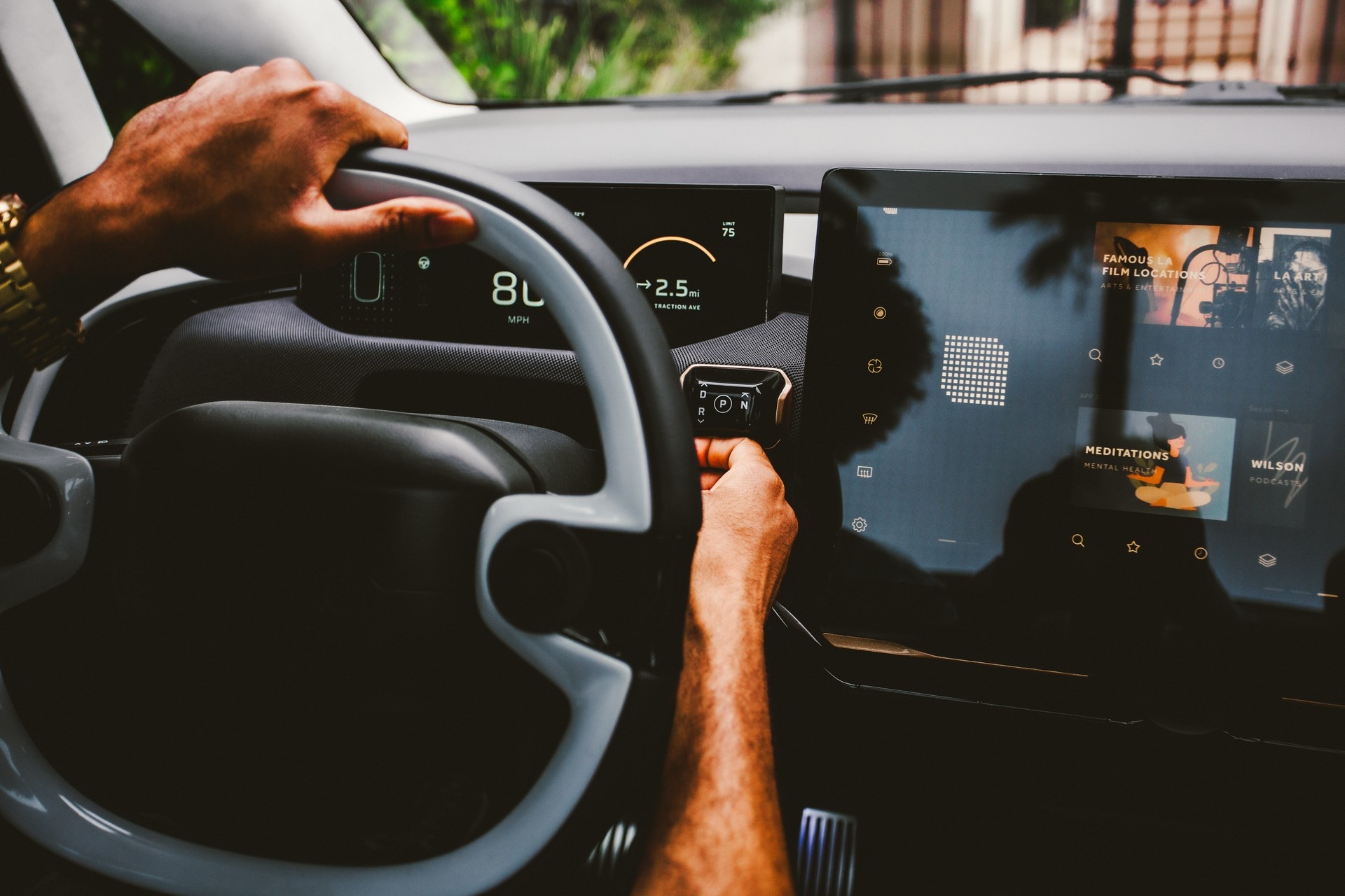 Mau xe dien co may choi game trong cabin anh 5