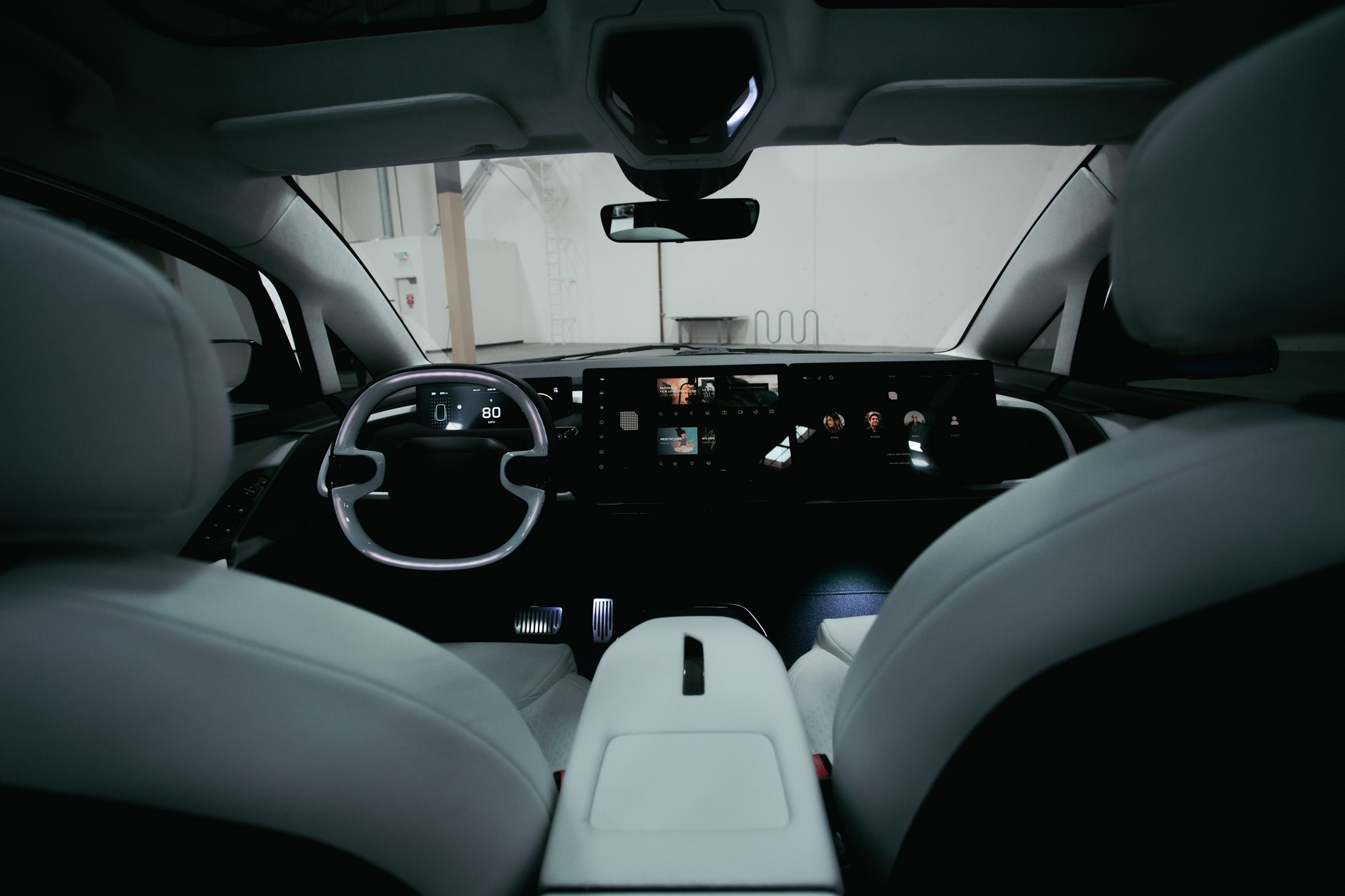 Mau xe dien co may choi game trong cabin anh 6