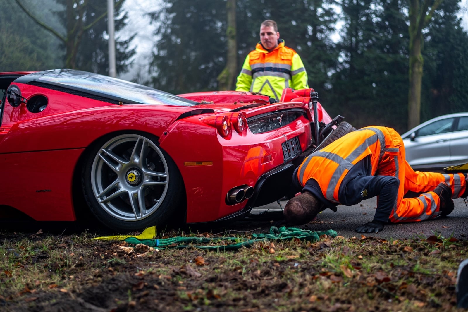 Siêu xe Ferrari Enzo trị giá 3, 5 triệu USD gặp tai nạn ảnh 4 Sieu xe Ferrari Enzo tri gia 3, 5 trieu USD gap tai nan anh 4