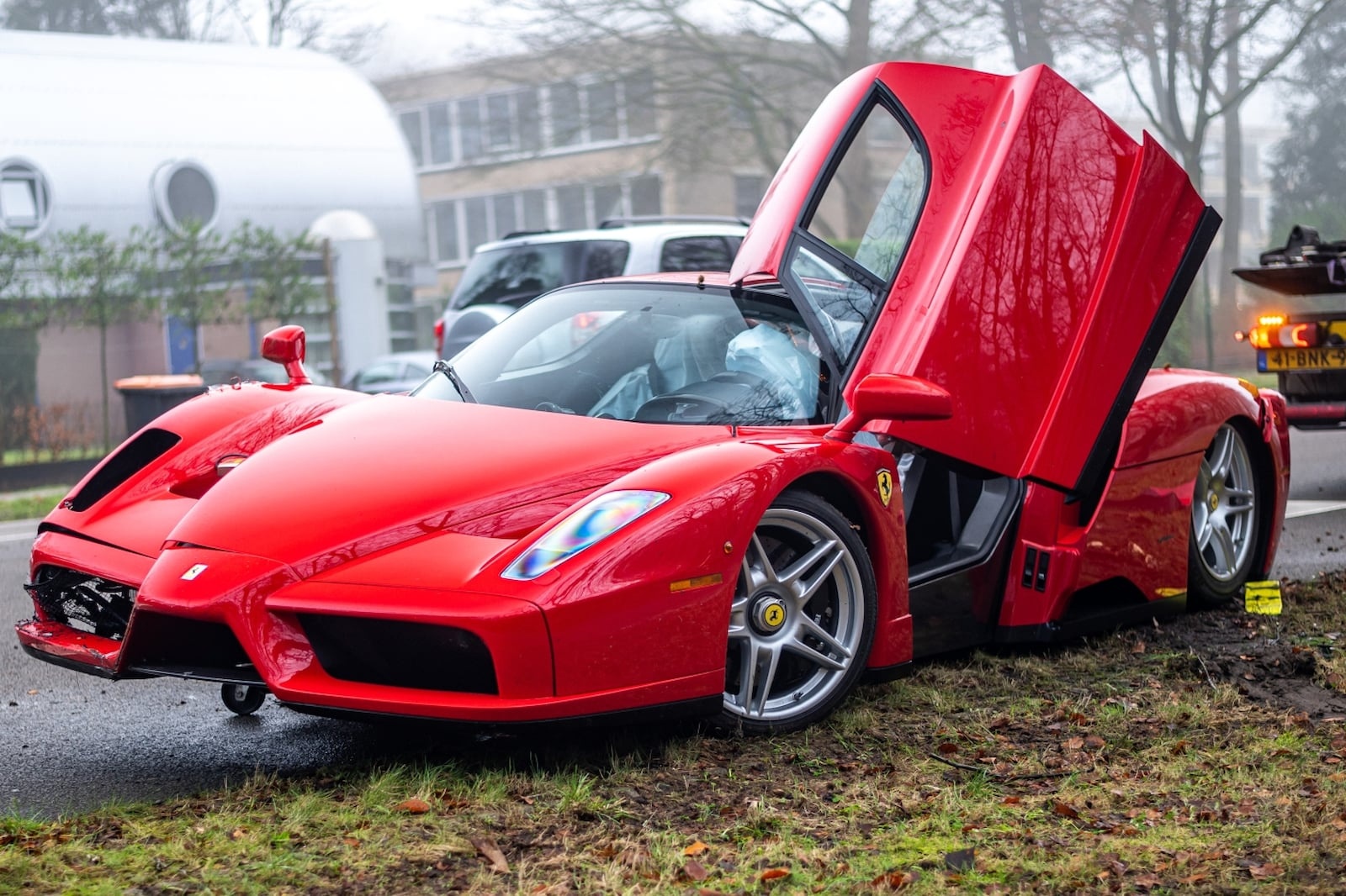 Siêu xe Ferrari Enzo trị giá 3, 5 triệu USD gặp tai nạn ảnh 1 Sieu xe Ferrari Enzo tri gia 3, 5 trieu USD gap tai nan anh 1