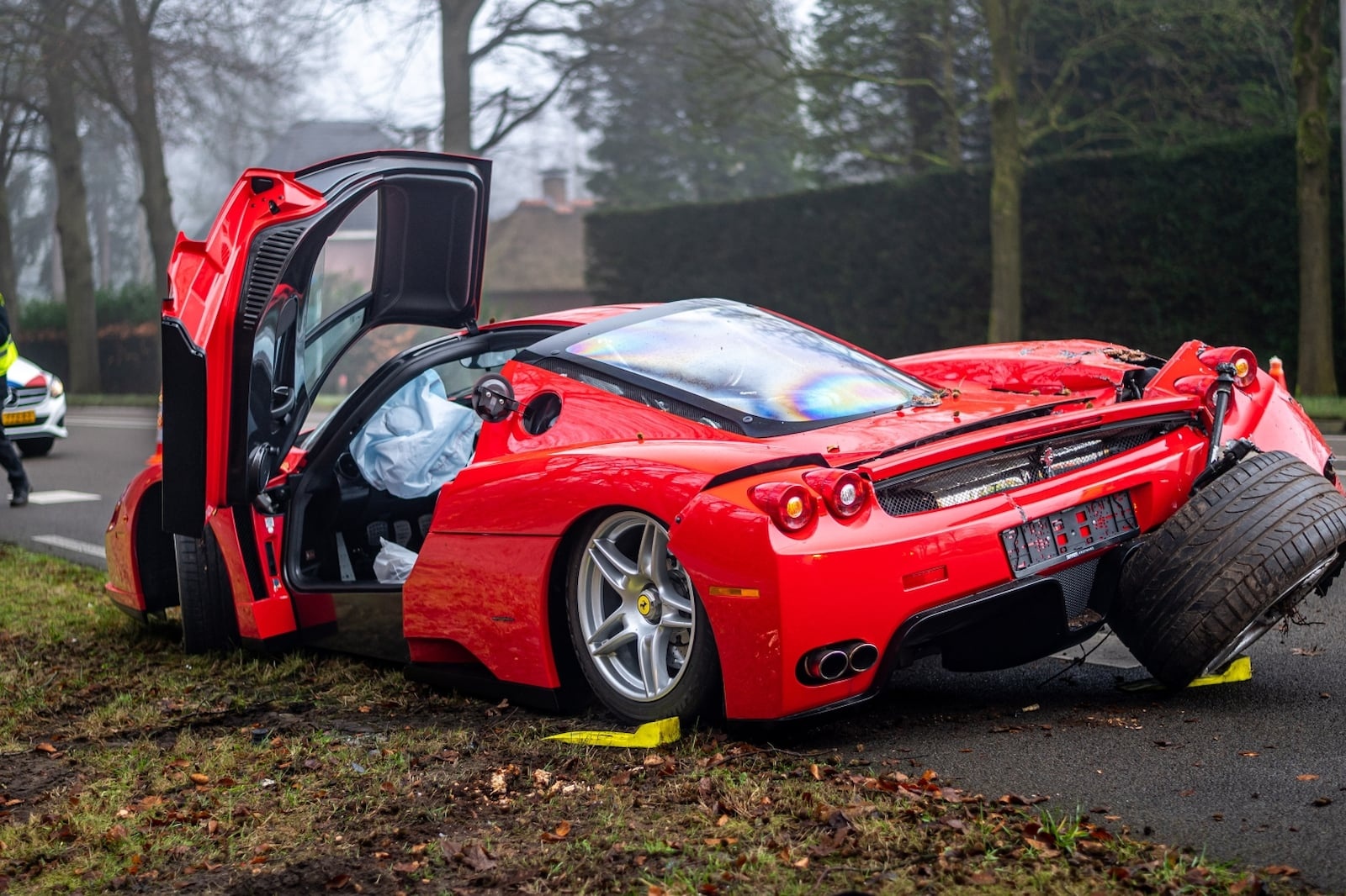 Siêu xe Ferrari Enzo trị giá 3, 5 triệu USD gặp tai nạn ảnh 7 Sieu xe Ferrari Enzo tri gia 3, 5 trieu USD gap tai nan anh 7