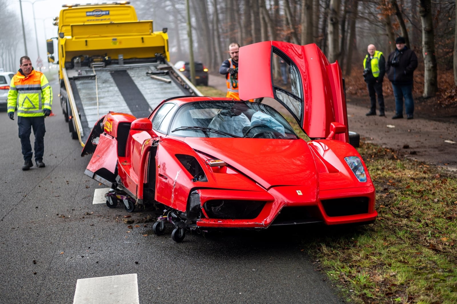 Siêu xe Ferrari Enzo trị giá 3, 5 triệu USD gặp tai nạn ảnh 2 Sieu xe Ferrari Enzo tri gia 3, 5 trieu USD gap tai nan anh 2