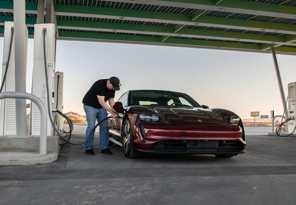 Porsche Taycan lap ky luc di xuyen nuoc My voi hon 2 gio sac dien hinh anh