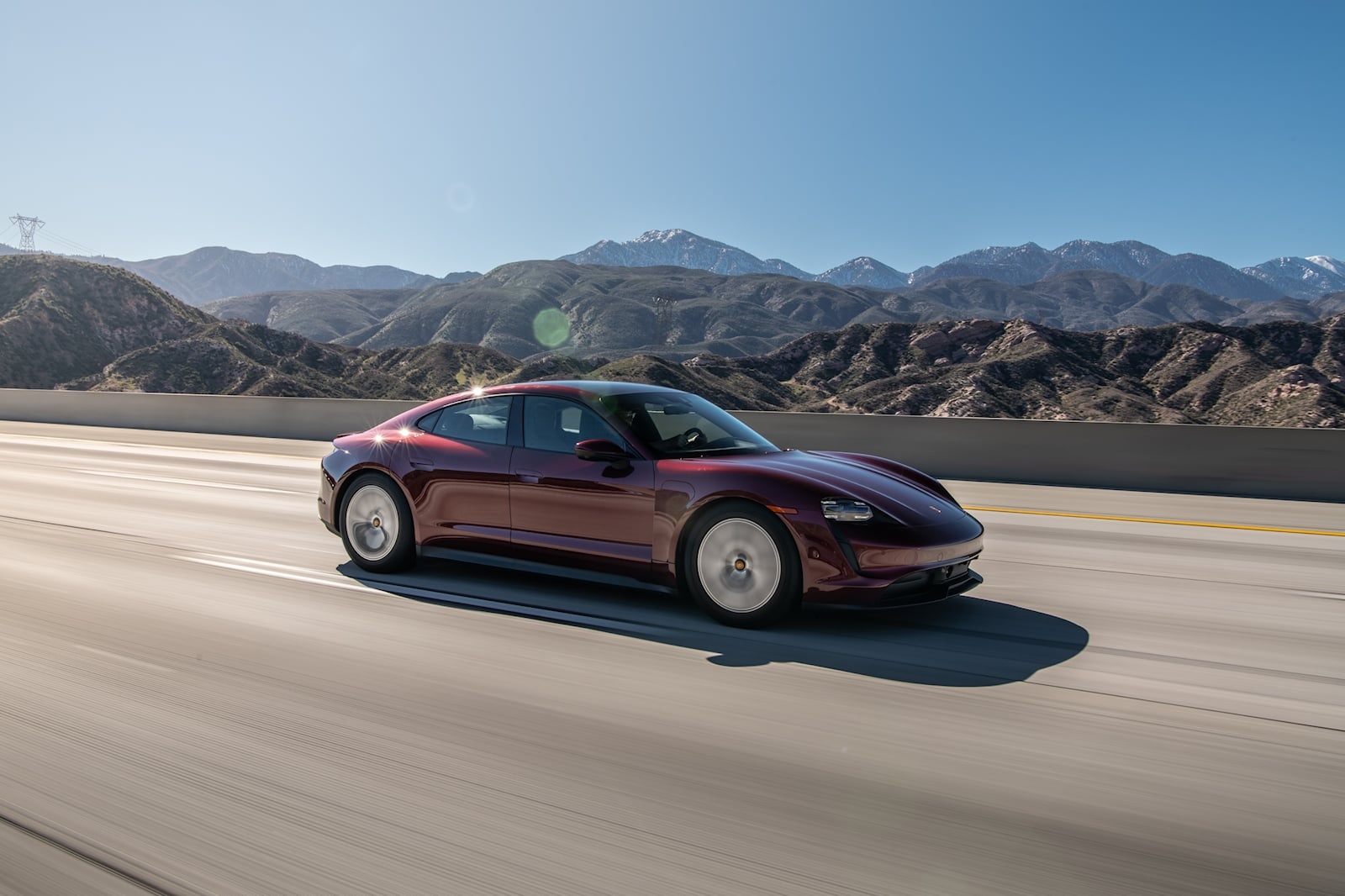 Porsche Taycan lập kỷ lục sạc nhanh khi đi xuyên nước Mỹ ảnh 9 Porsche Taycan lap ky luc sac nhanh khi di xuyen nuoc My anh 9