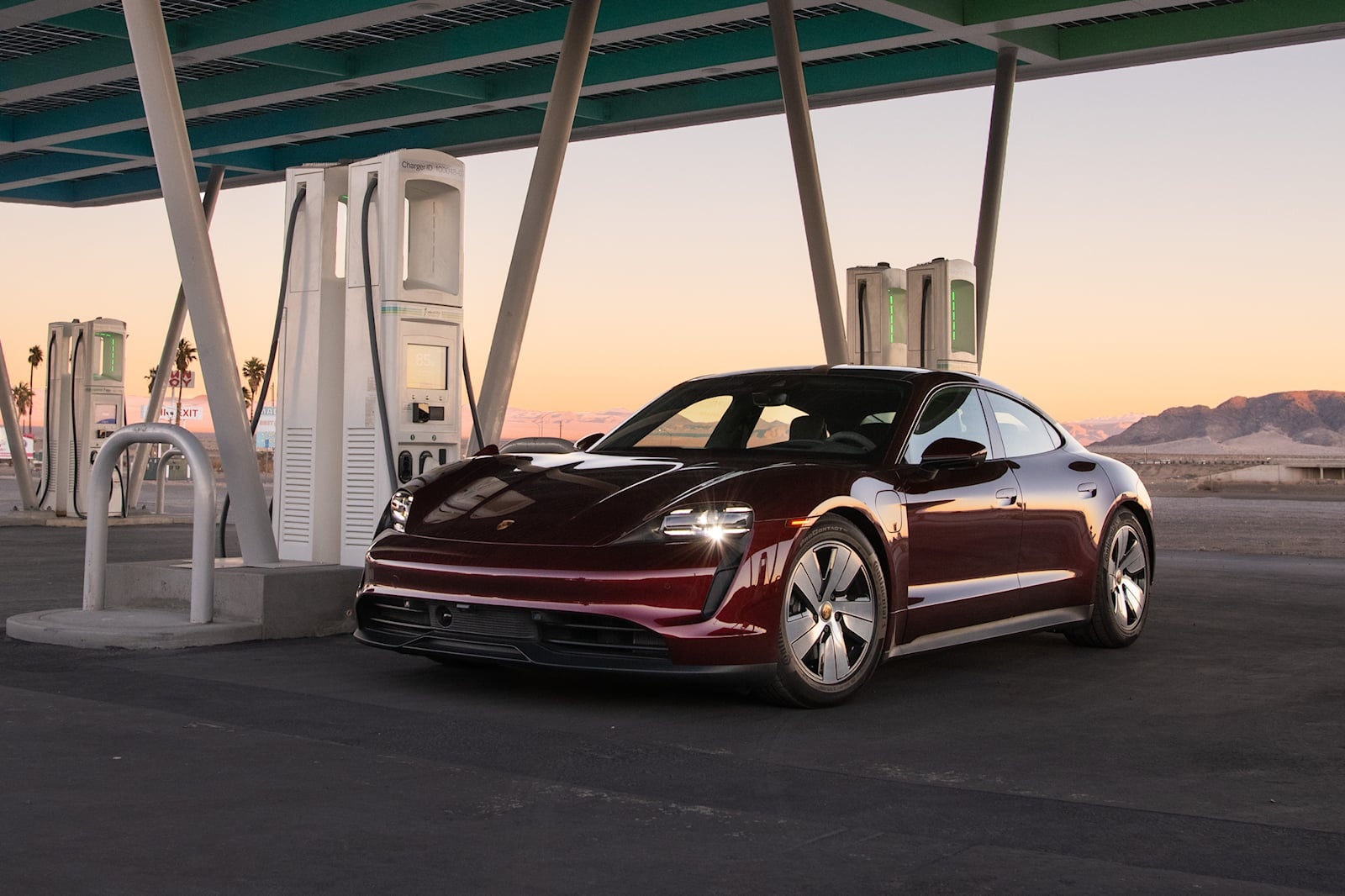 Porsche Taycan lập kỷ lục sạc nhanh khi đi xuyên nước Mỹ ảnh 1 Porsche Taycan lap ky luc sac nhanh khi di xuyen nuoc My anh 1