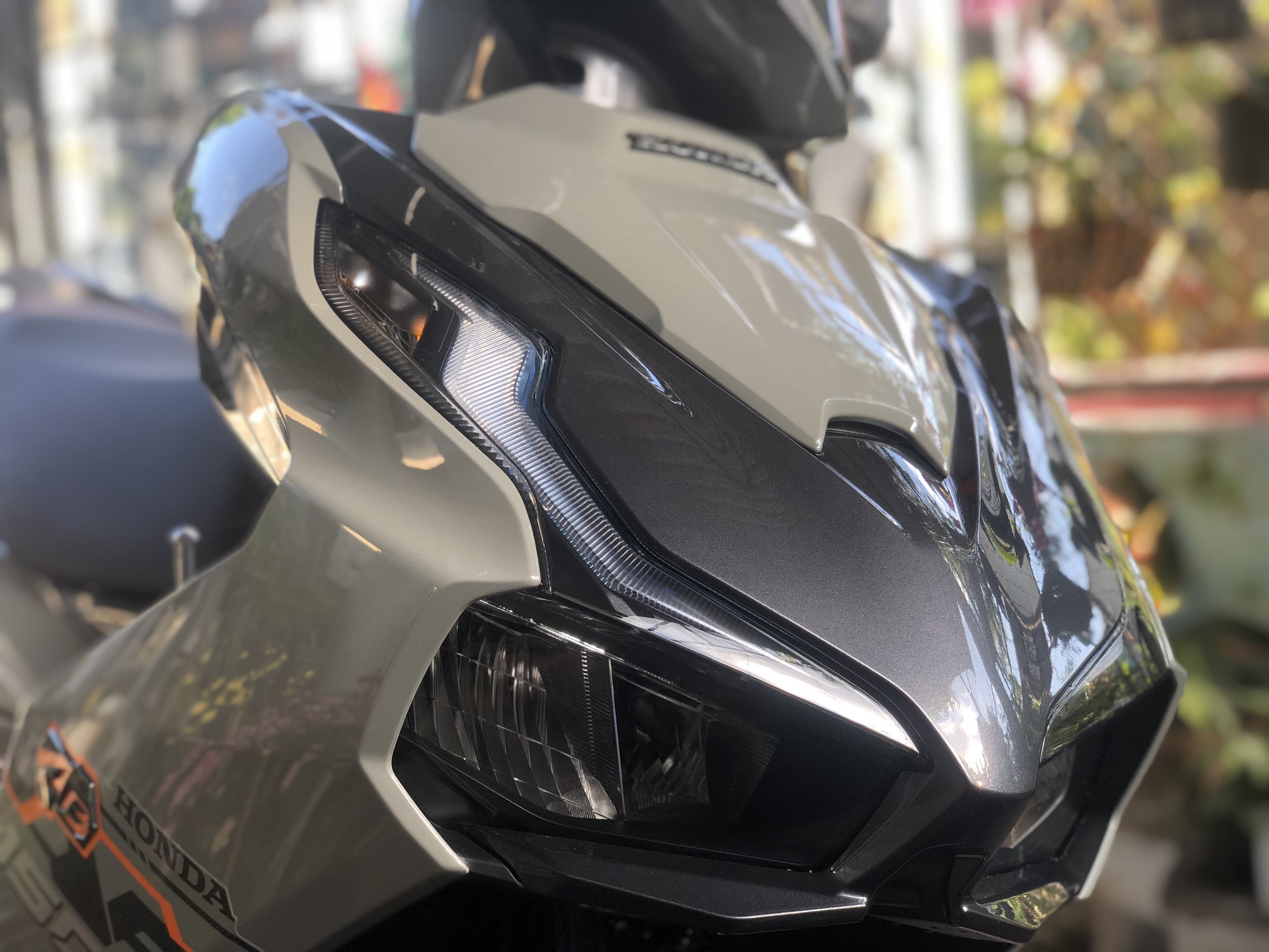 Phu ceramic cho xe may co chong tray khong? hinh anh