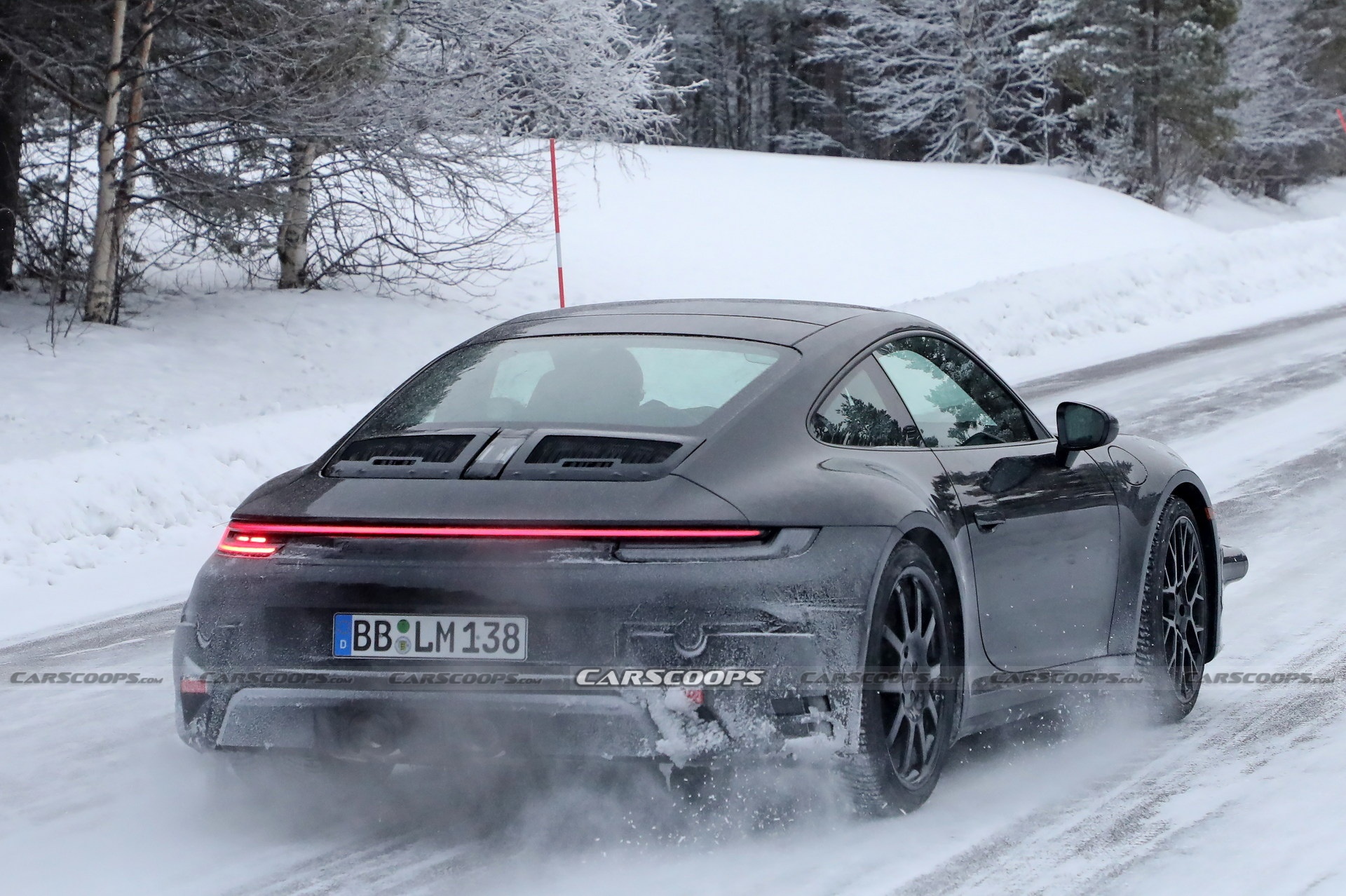 Porsche 911 facelift 2024 lộ diện trên đường thử nghiệm ảnh 4 Porsche 911 facelift 2024 lo dien tren duong thu nghiem anh 4
