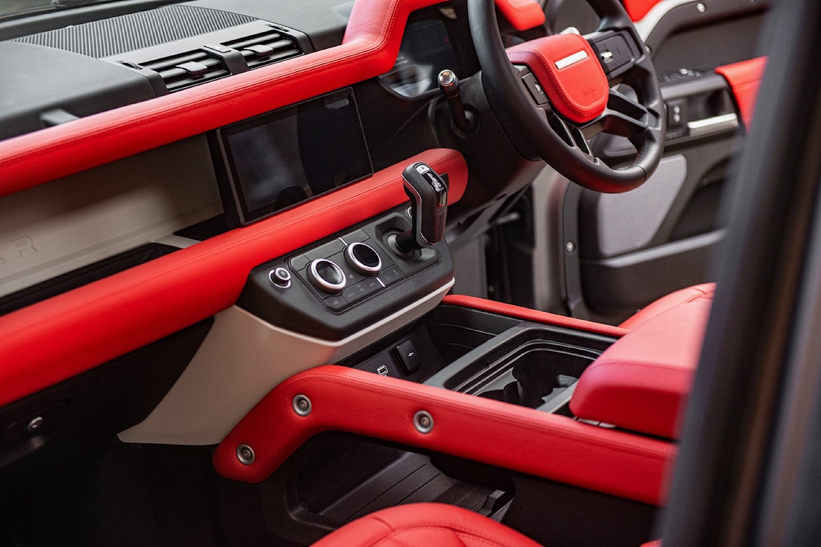 Land Rover Defender do phong cach than rong anh 8