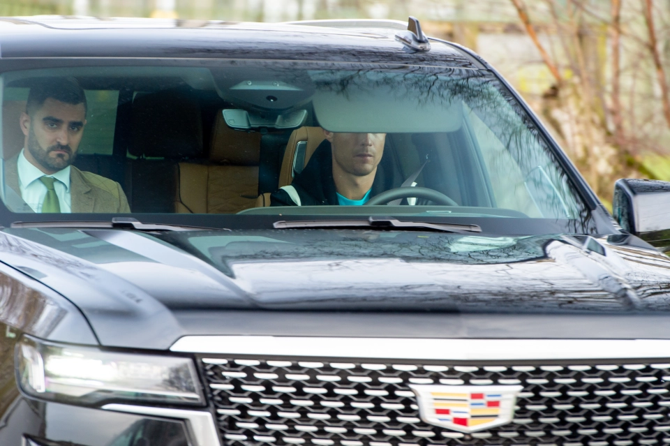 Ronaldo duoc ban gai tang xe moi nhan dip sinh nhat anh 2