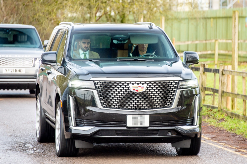 Ronaldo duoc ban gai tang Cadillac Escalade nhan dip sinh nhat hinh anh