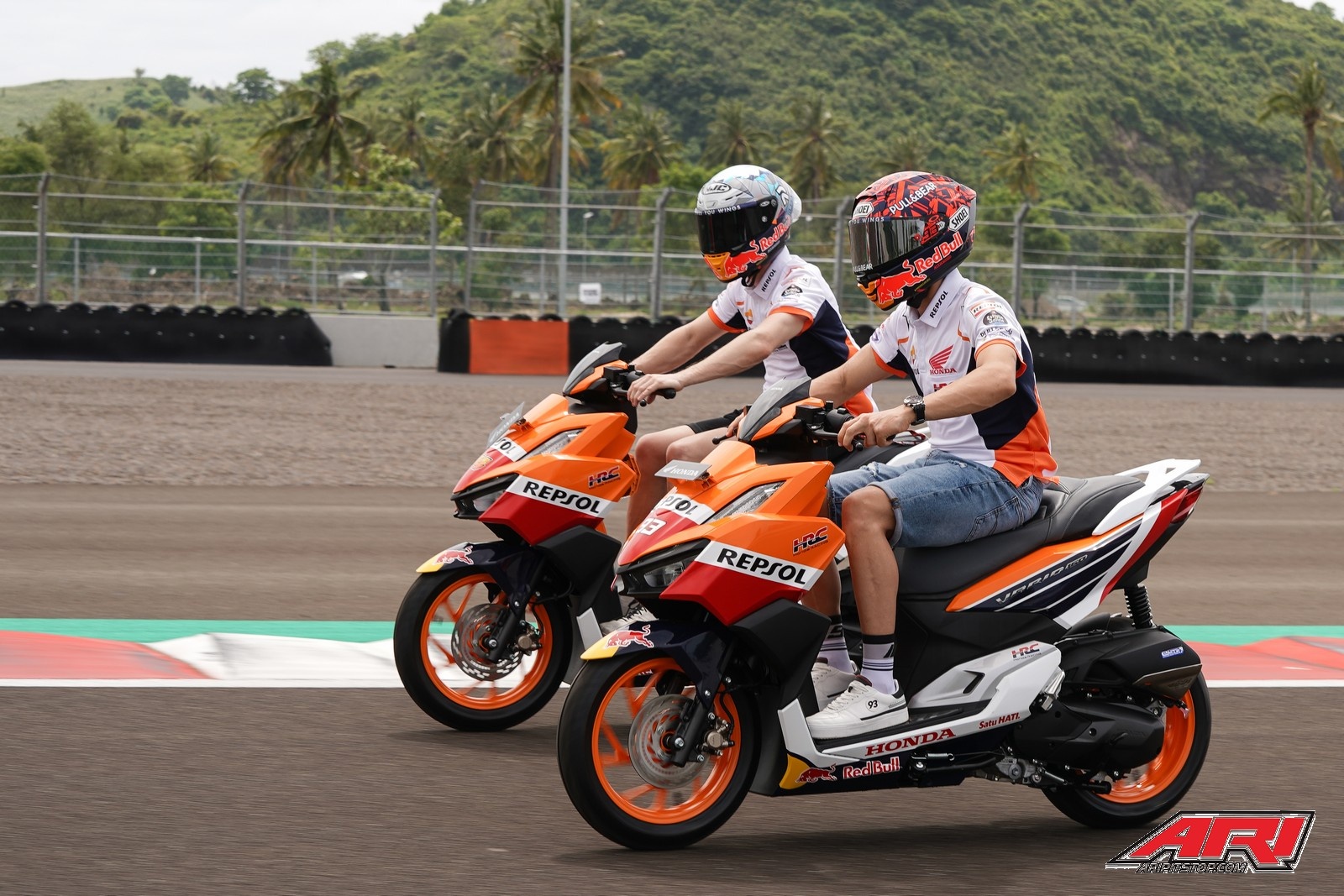 Honda Vario 160 Repsol mang phong cach xe dua anh 3