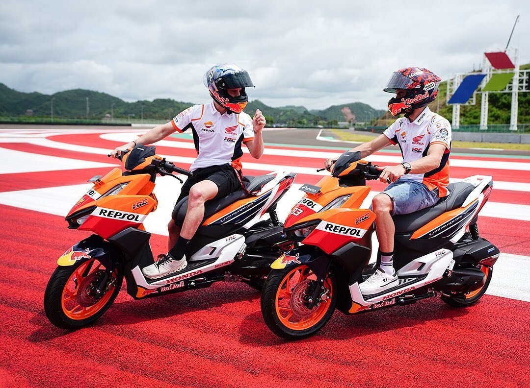 Honda Vario 160 Repsol mang phong cach xe dua anh 1