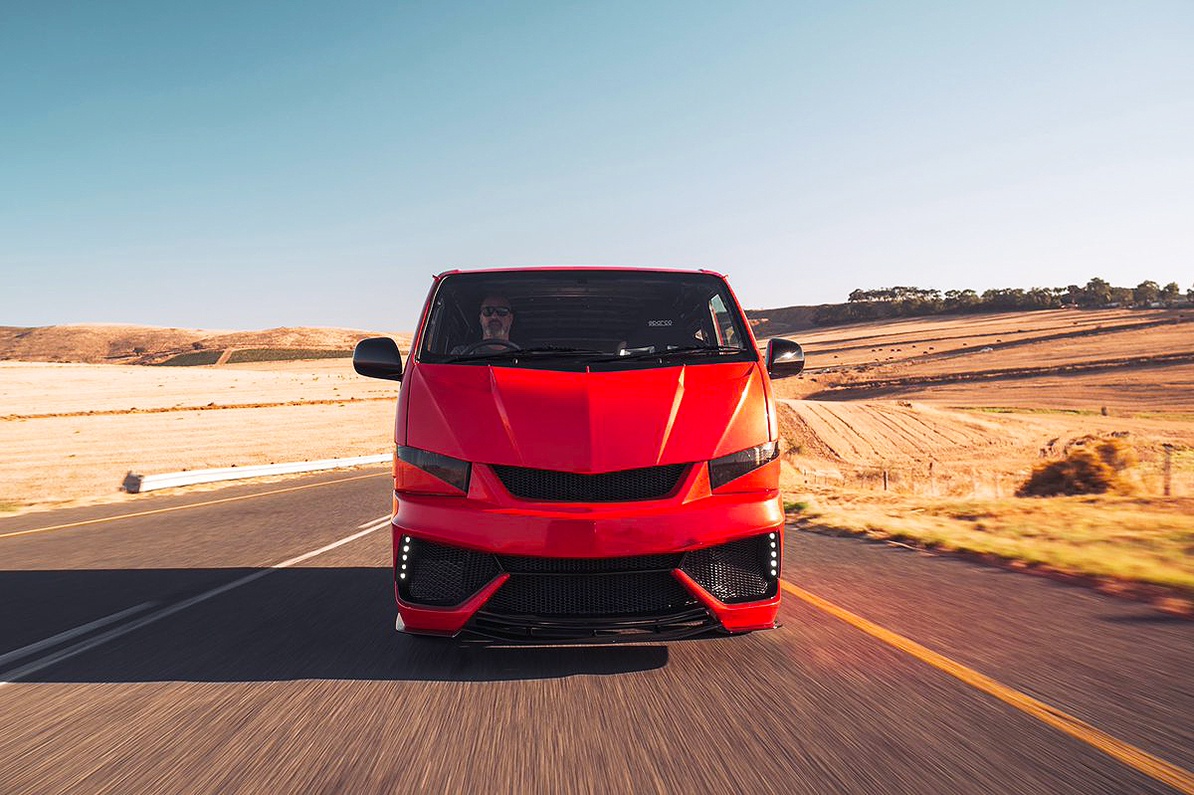 Toyota HiAce do phong cach Lamborghi voi dong co V12 anh 2