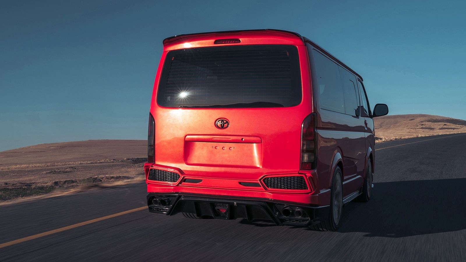 Toyota HiAce do phong cach Lamborghi voi dong co V12 anh 4