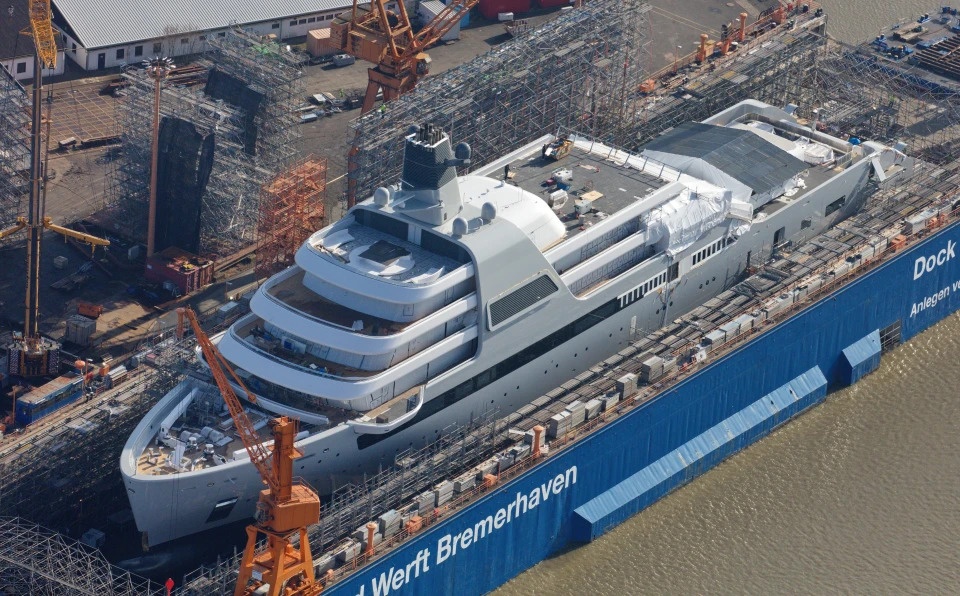 Ong chu CLB Chelsea mua sieu du thuyen Solaris gia 576,5 trieu USD hinh anh