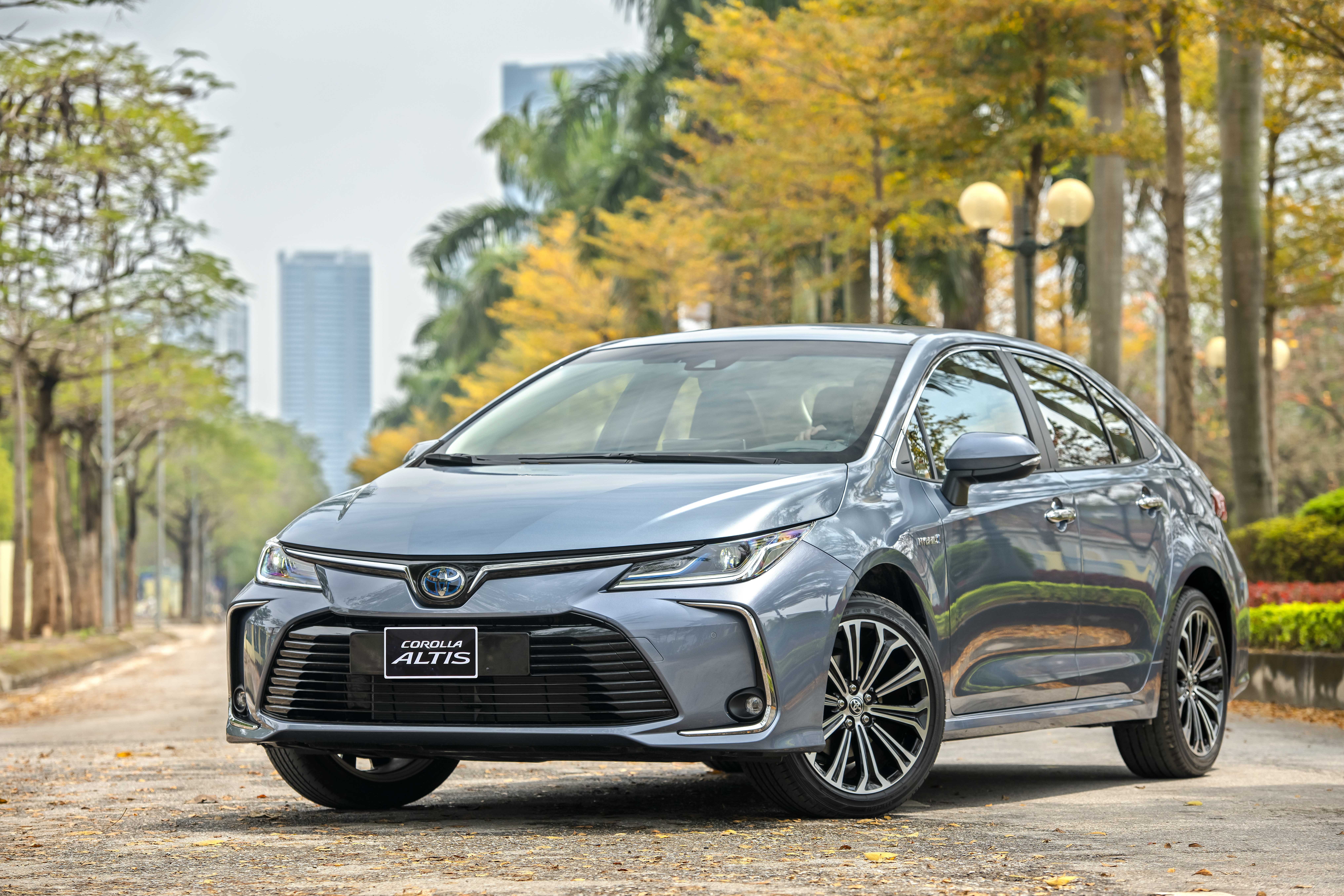 Toyota Corolla Altis moi - dong co hybrid, gia cao nhat 860 trieu dong hinh anh
