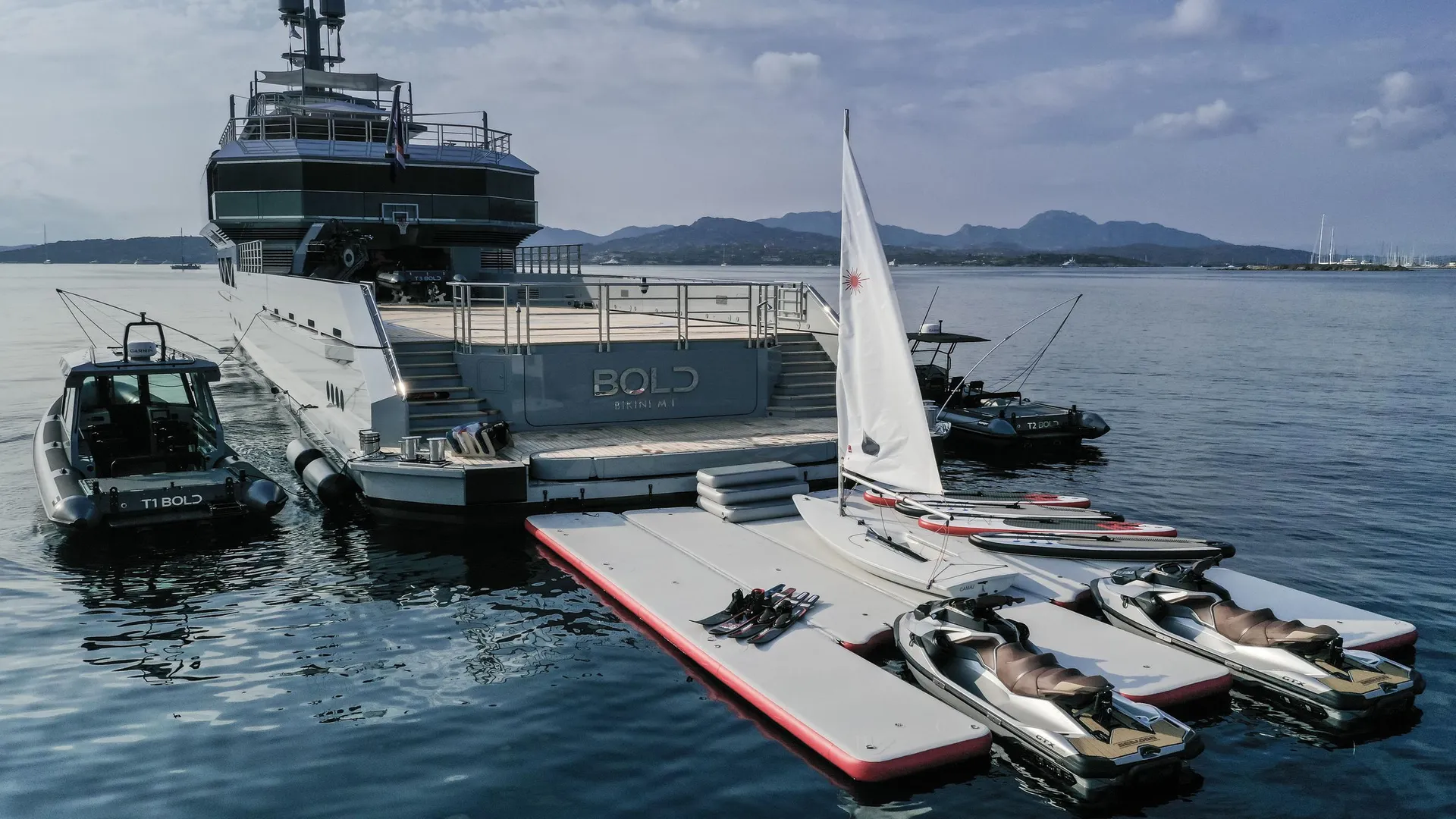 Sieu du thuyen Bold mang kieu dang tau quan su anh 5